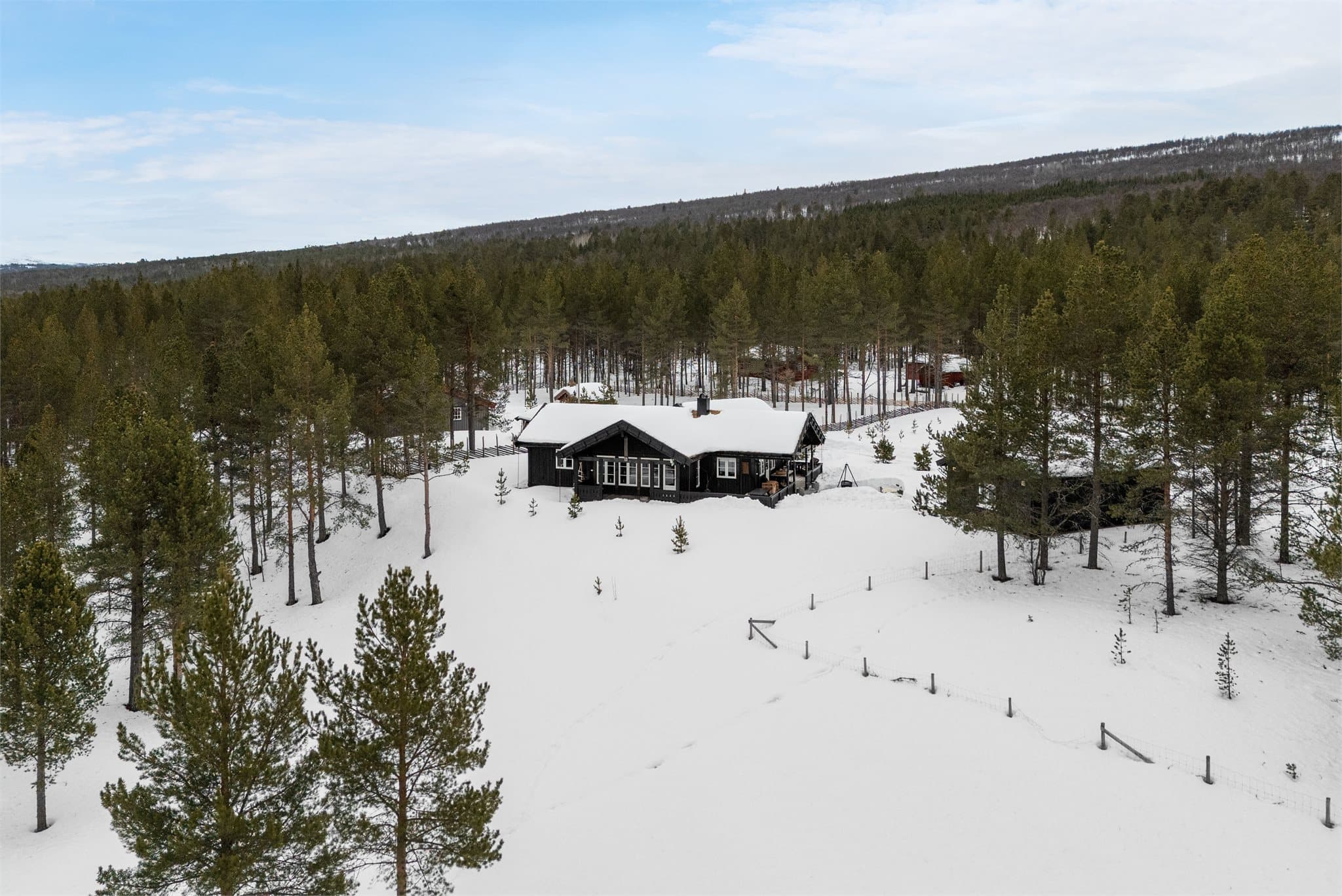 Her får du en flott hytte i naturskjønne omgivelser på Rismoen, samtidig som området har gode forbindelser både med tog, buss og fly.