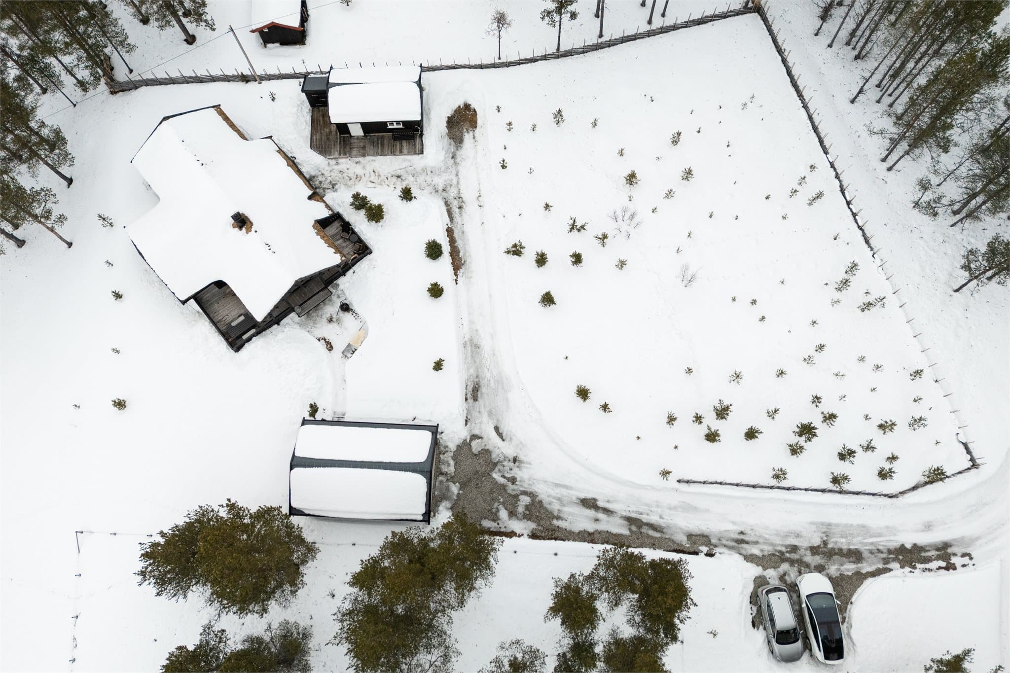 Her får du mer enn bare en hytte. Eiendommen har blant annet anneks, garasje, og en stor tomt med mange muligheter. Det ble satt opp skigard i årene 2020/2021.