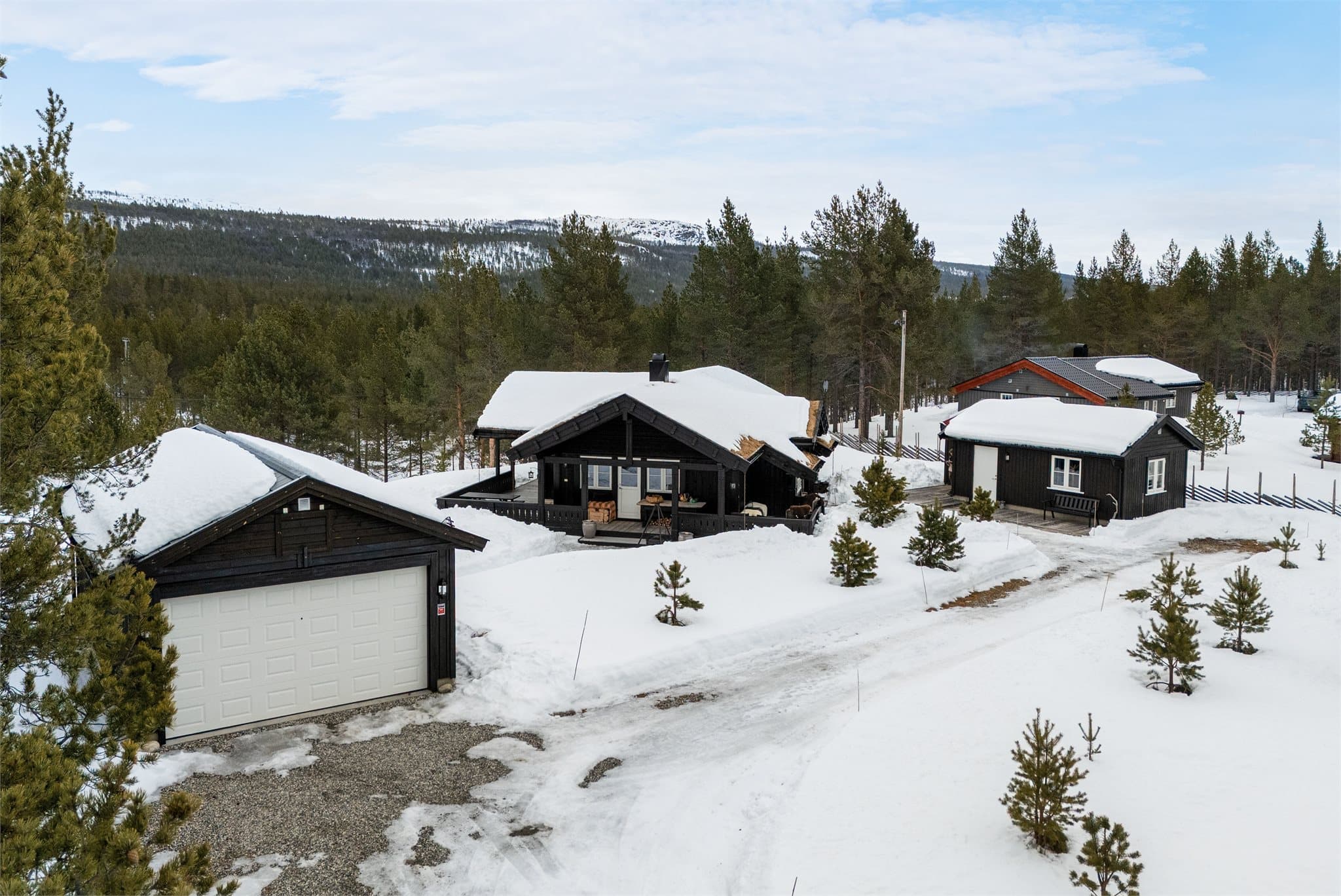 Med en tomt på hele 1 996 kvm får du rikelig med plass til uteområder, aktiviteter og hyggelige stunder. Her ligger alt til rette for at storfamilien kan trives.