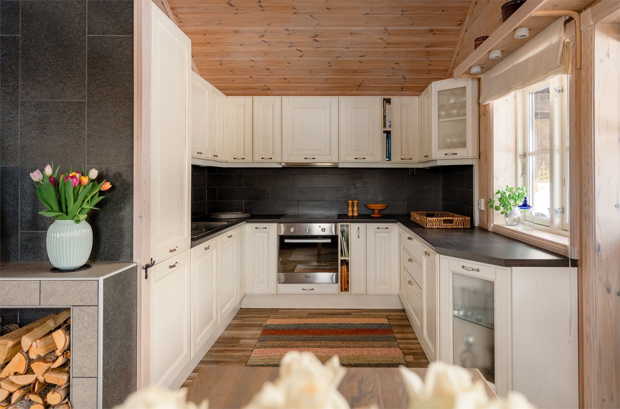 Lyst og innbydende kjøkken med en gjennomtenkt utforming og store, praktiske arbeidsflater.