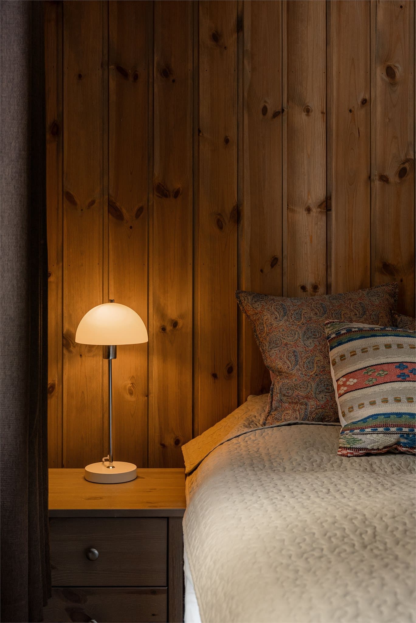 Soverommet fremstår lunt og koselig.