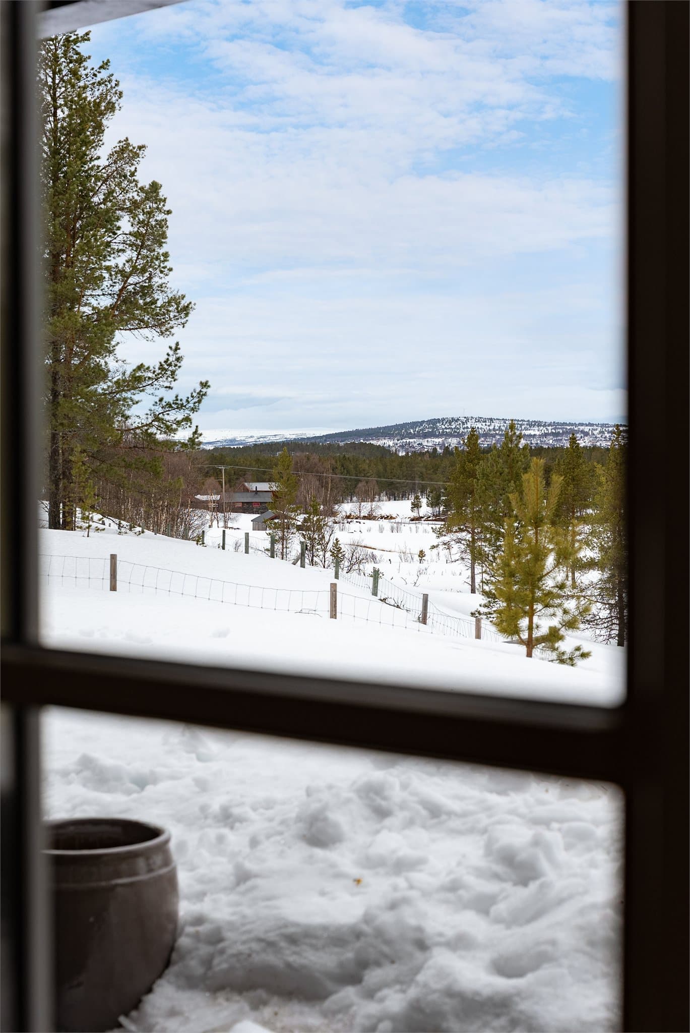 Her får du en skjermet og naturskjønn beliggenhet med flott utsikt over vakre fjell og omkringliggende naturområder. Området byr på et omfattende nett av turstier og skiløyper.