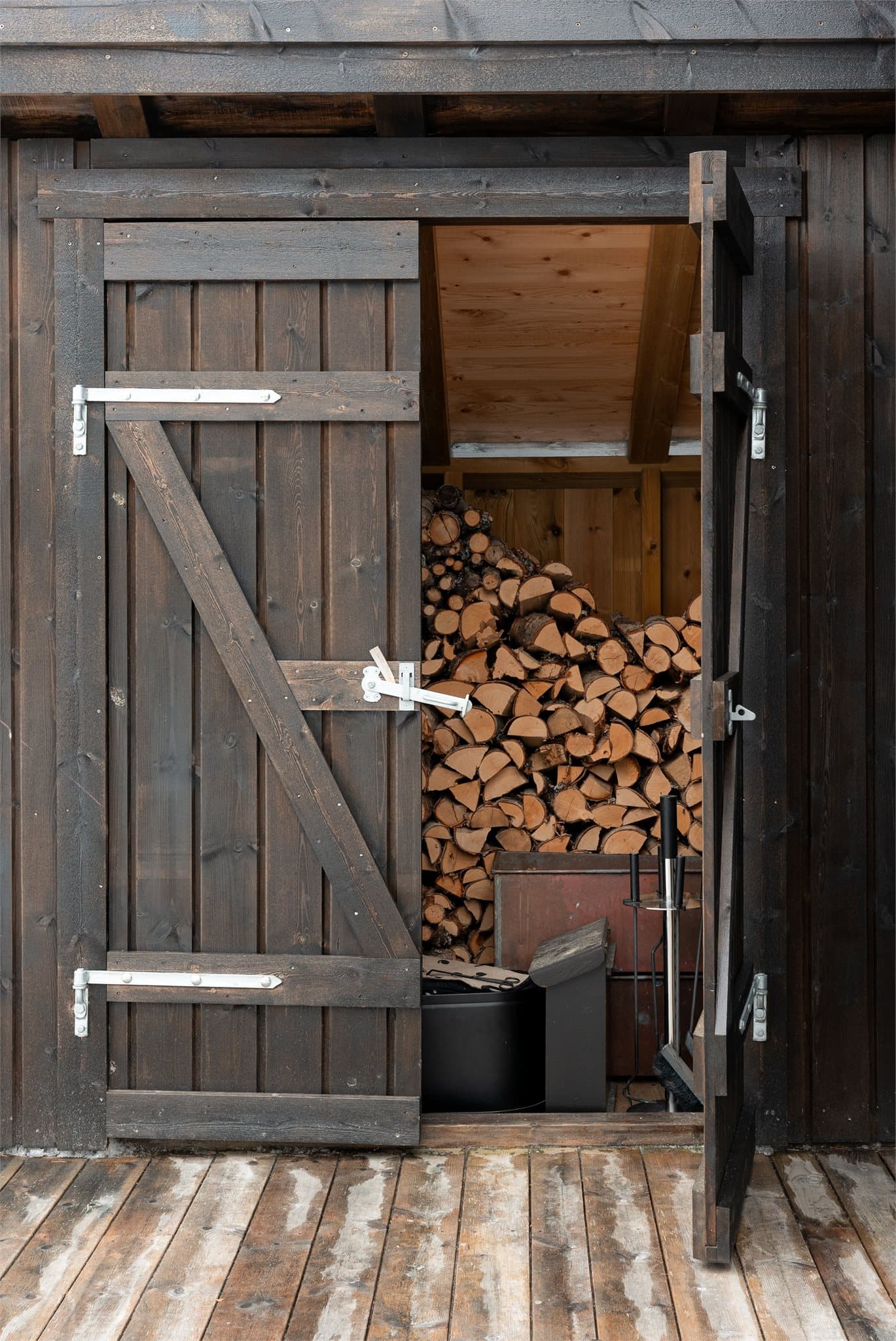 I tillegg har man en praktisk vedbod.