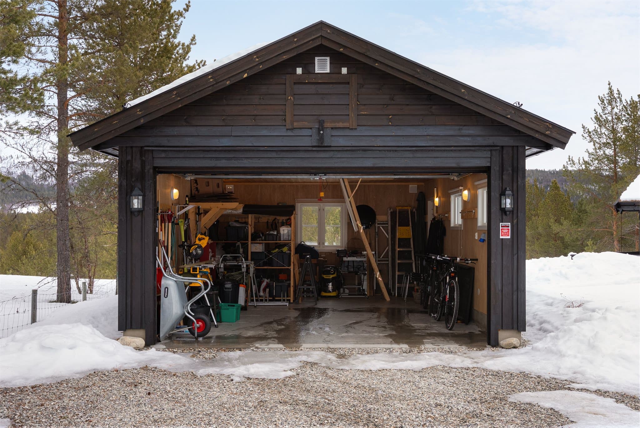 Eiendommen har også en romslig garasje med plass til både bil og lagring. Garasjeloft med tilgang via loftstrapp og luke i gavl.