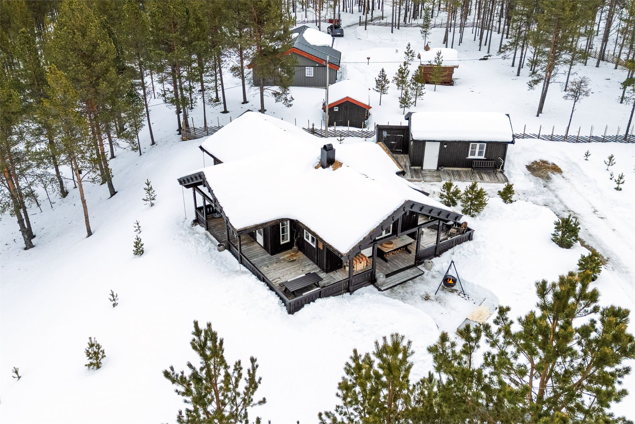 Eiendommen egner seg godt for storfamilien, og den romslige tomten gir mulighet for ytterligere bebyggelse.