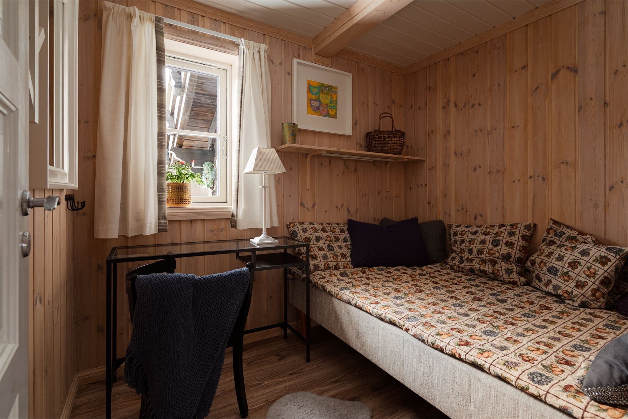 Hyttens andre soverom har god plass til både seng og skrivebord.