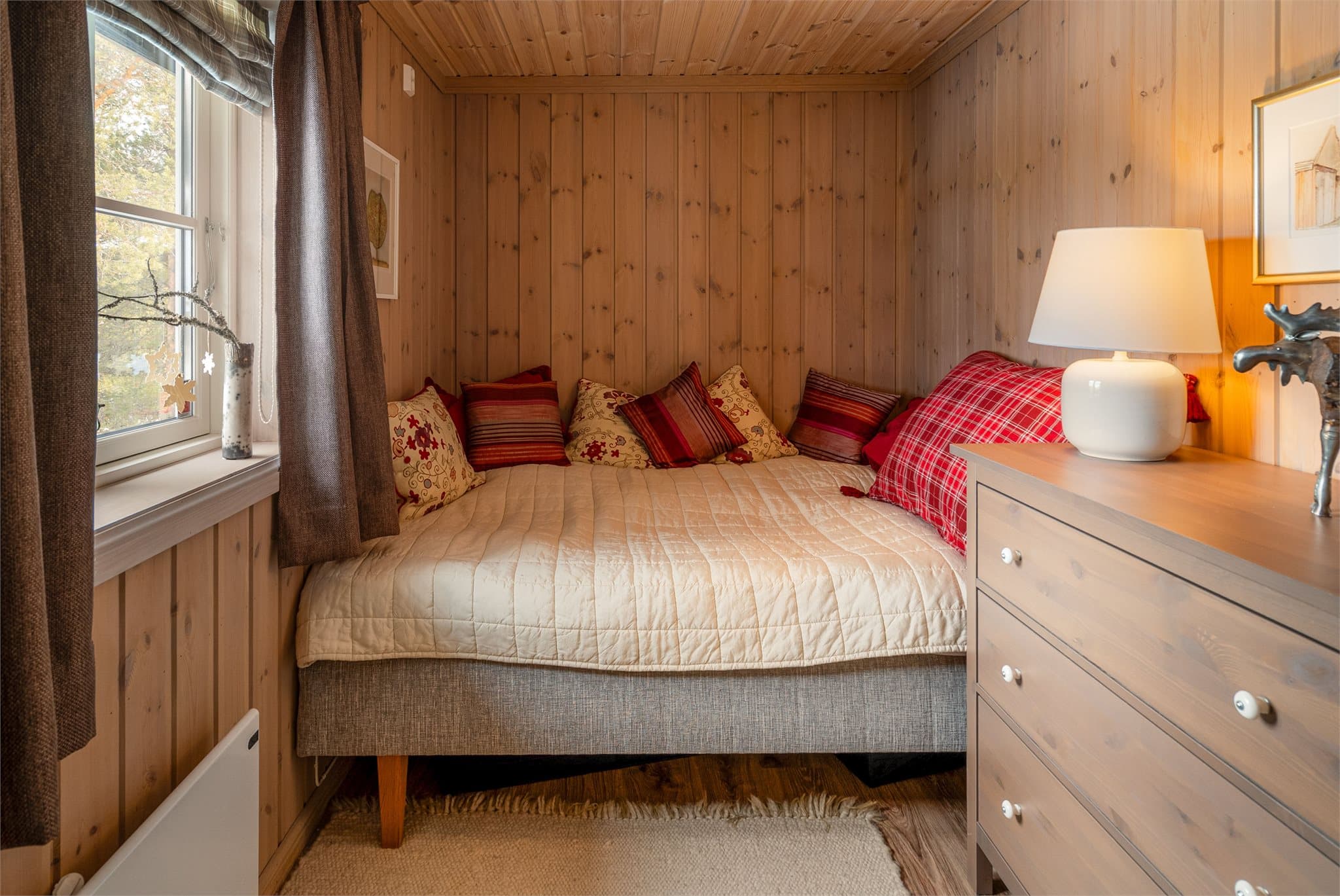 Boligen har totalt tre soverom som enkelt kan innredes etter ønske og behov.