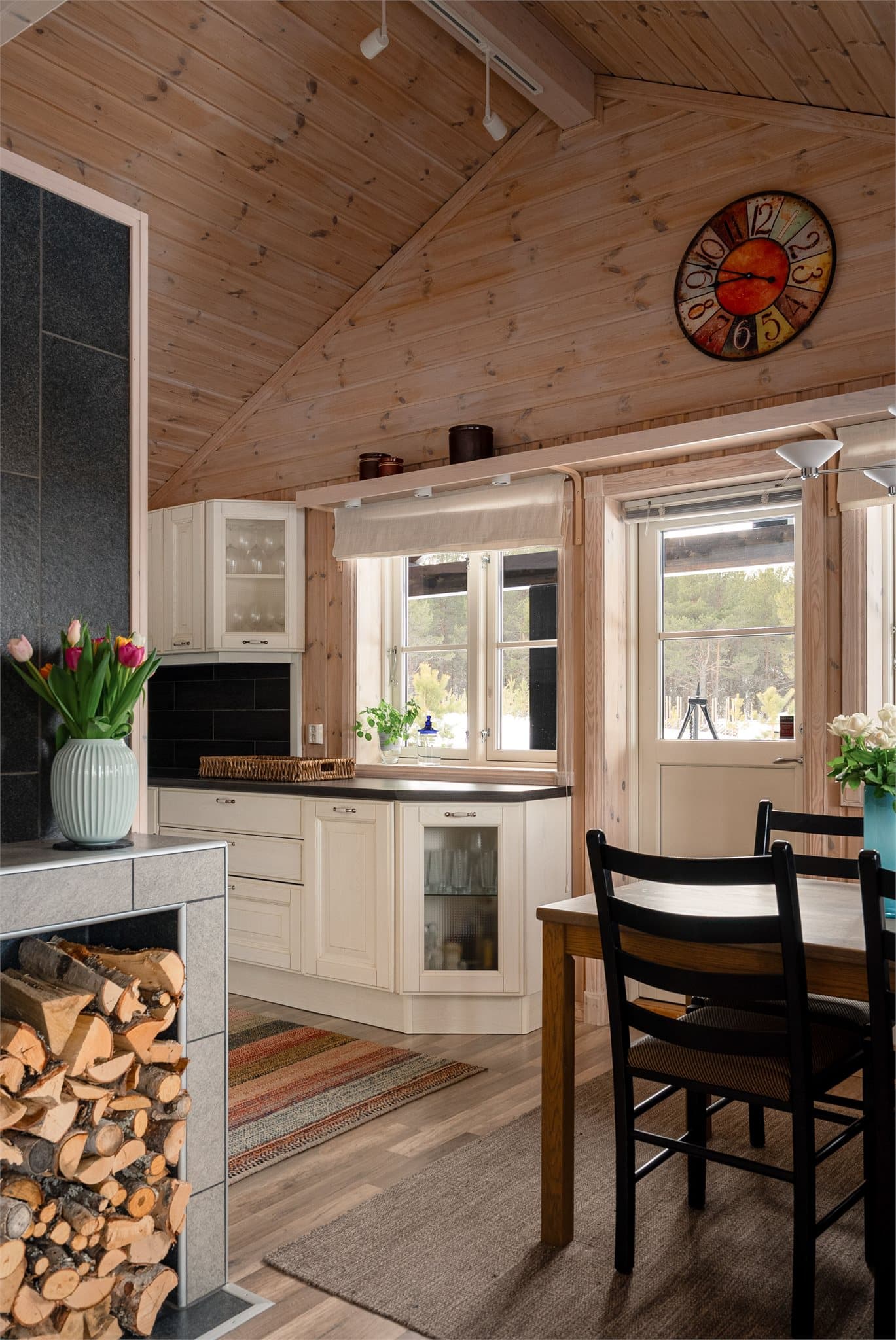 Kjøkkenet er pent plassert i en egen sone.