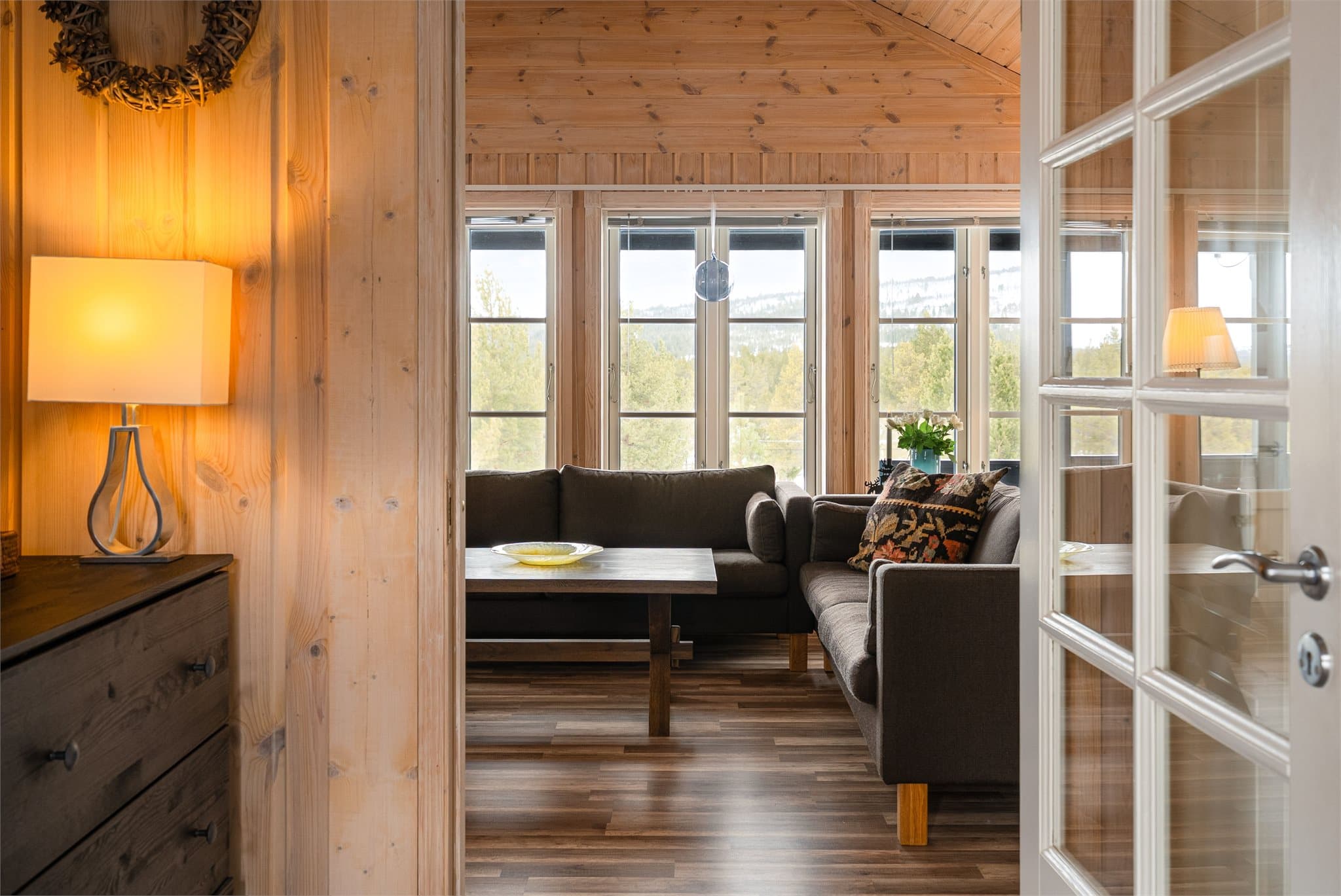 Boligen har en romslig entré med god plass til oppbevaring av yttertøy.