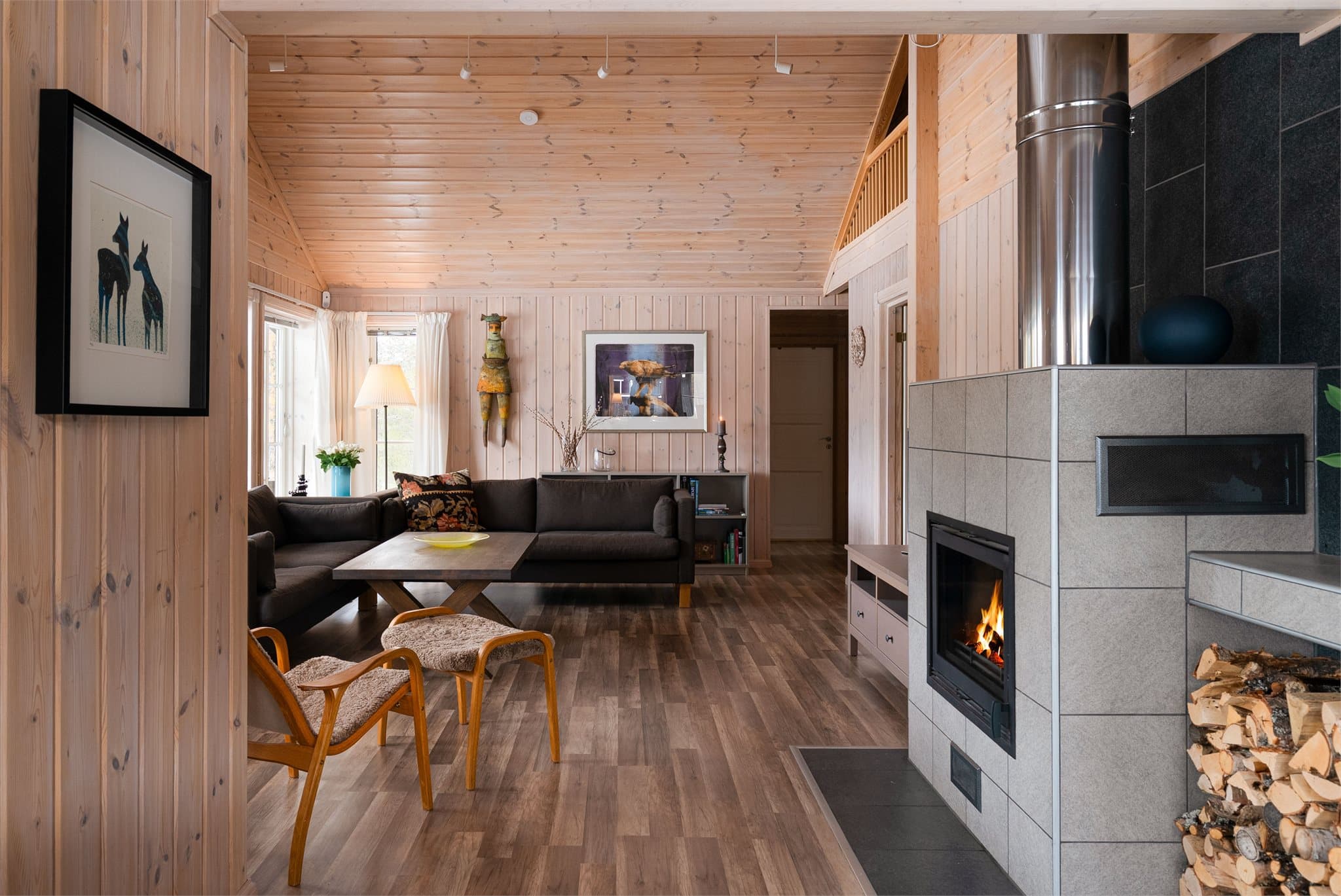 I stuen er det en peisovn som gir god varme og ekstra hygge på kalde vinterdager. Boligen har også en en WiFi-styrt Daikin samt gulvstående varmepumpe som ble installert i 2022.