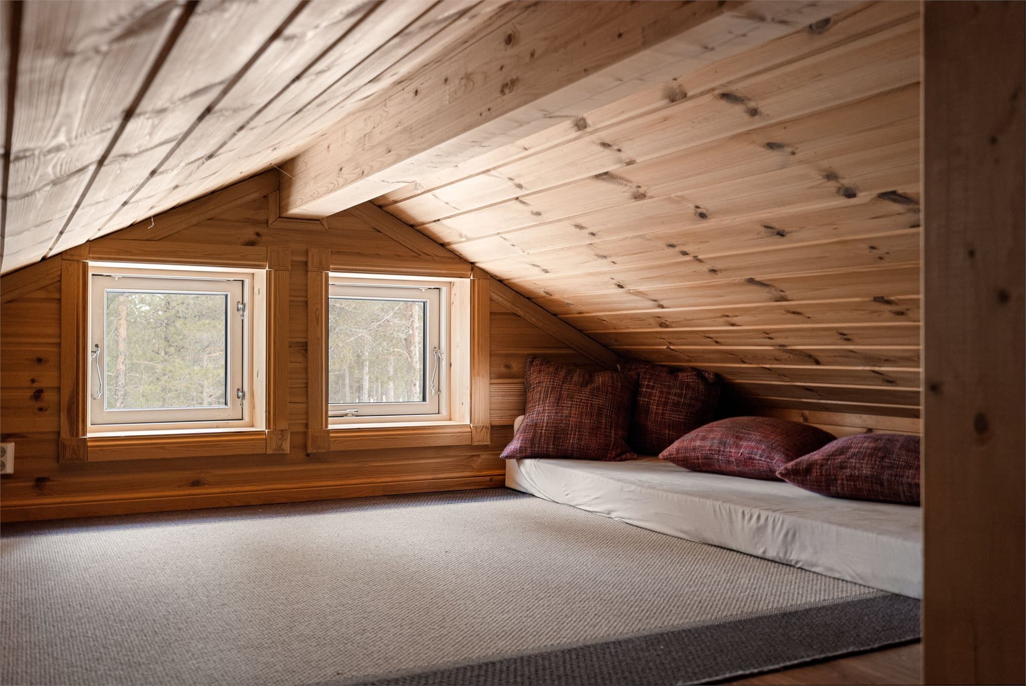 Fra stuen har man stige opp til hems med gode oppbevaringsmuligheter, og ikke minst en populær lekeplass for barna.