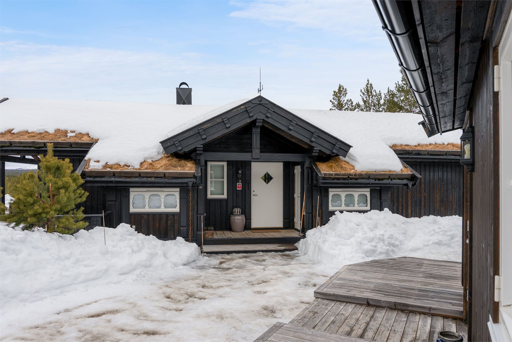 Velkommen! Her møtes du av et innbydende og velholdt inngangsparti som gir et godt førsteinntrykk allerede fra utsiden.