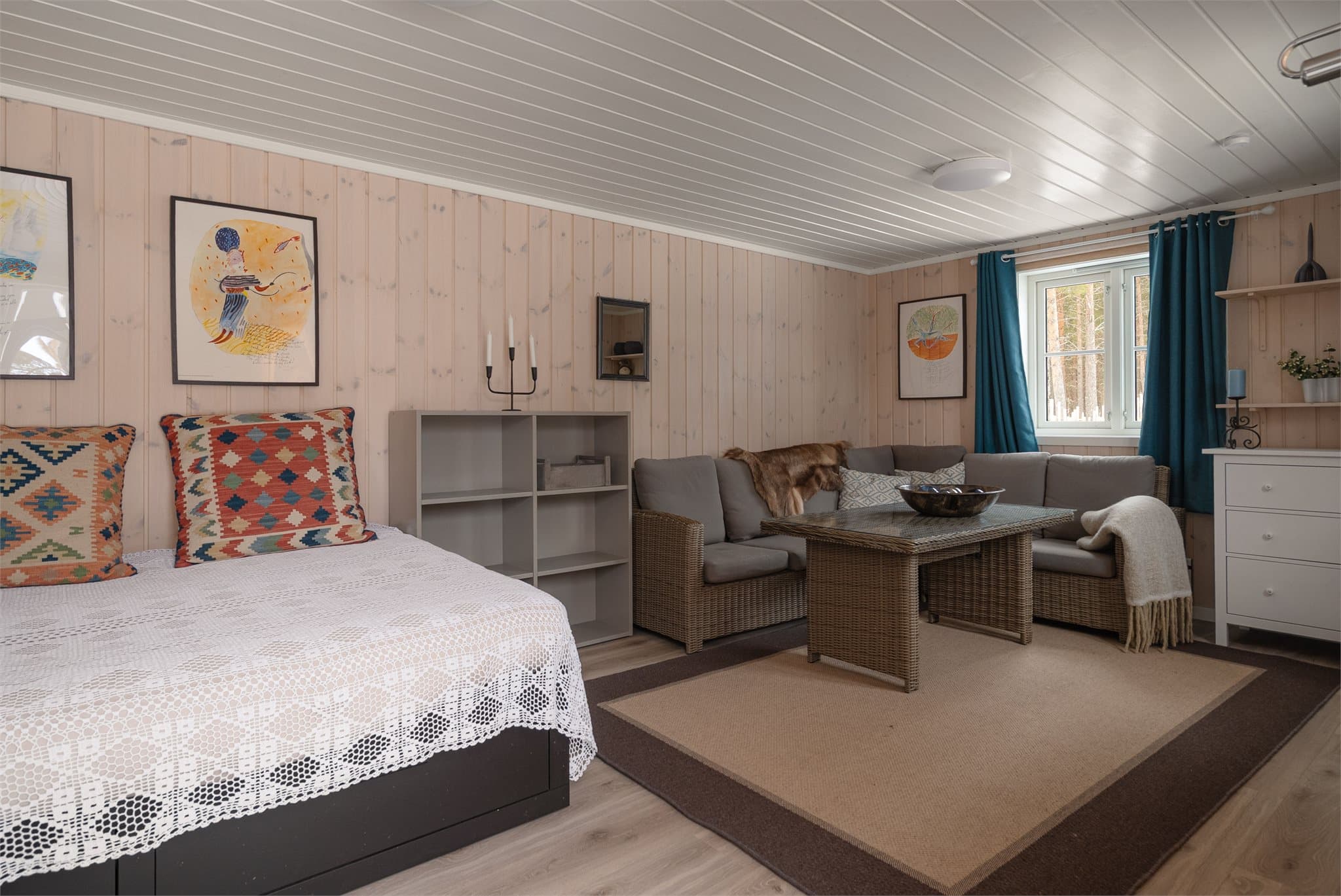 Gjesterom i anneks med lun stemning og god plass til overnatting.