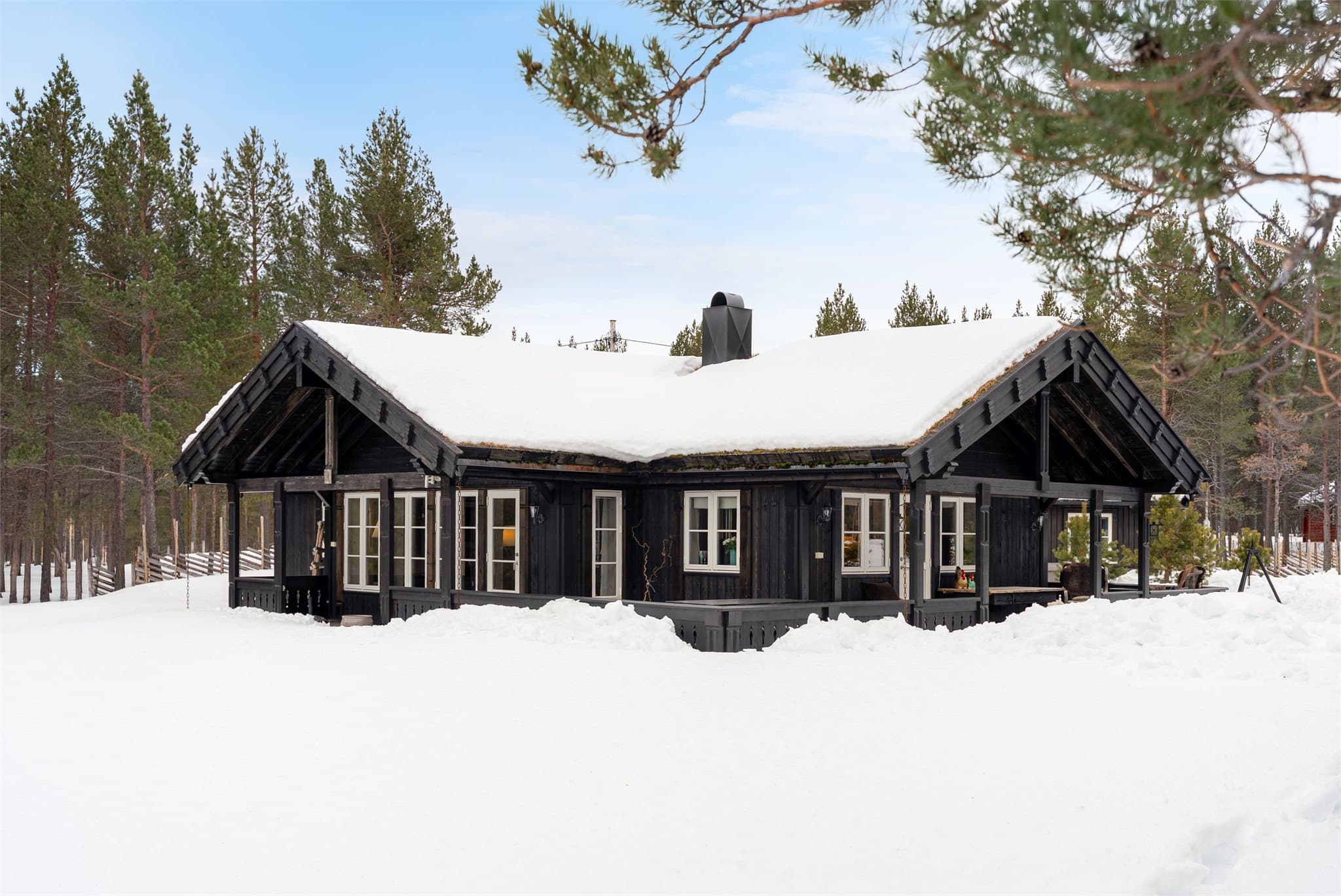 Eiendommen ligger usjenert til med gode solforhold og vid utsikt over omkringliggende fjell- og naturområder.