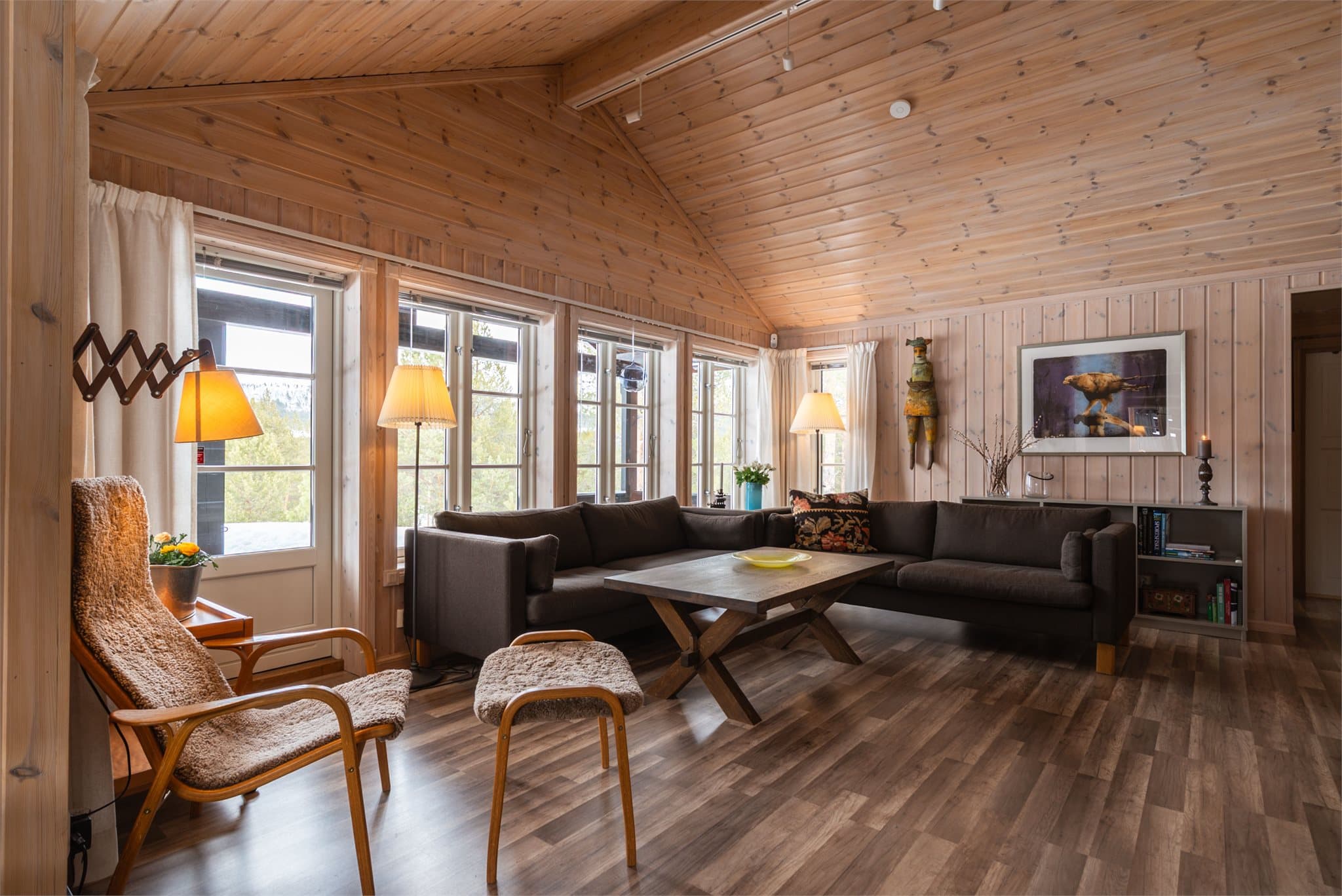 Det første som møter deg er en lys og innbydende stue med store vindusflater som slipper inn rikelig med naturlig lys.