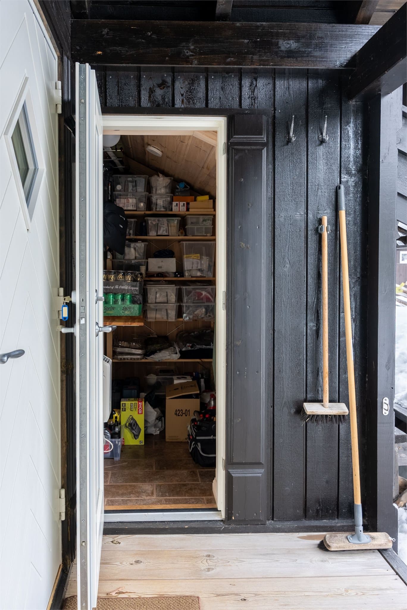 To utvendige boder ved inngangspartiet, den ene for vesentlig lagring, den andre mer teknisk med bla vvb og sikringsskap, begge frostfrie med egen panelovn.