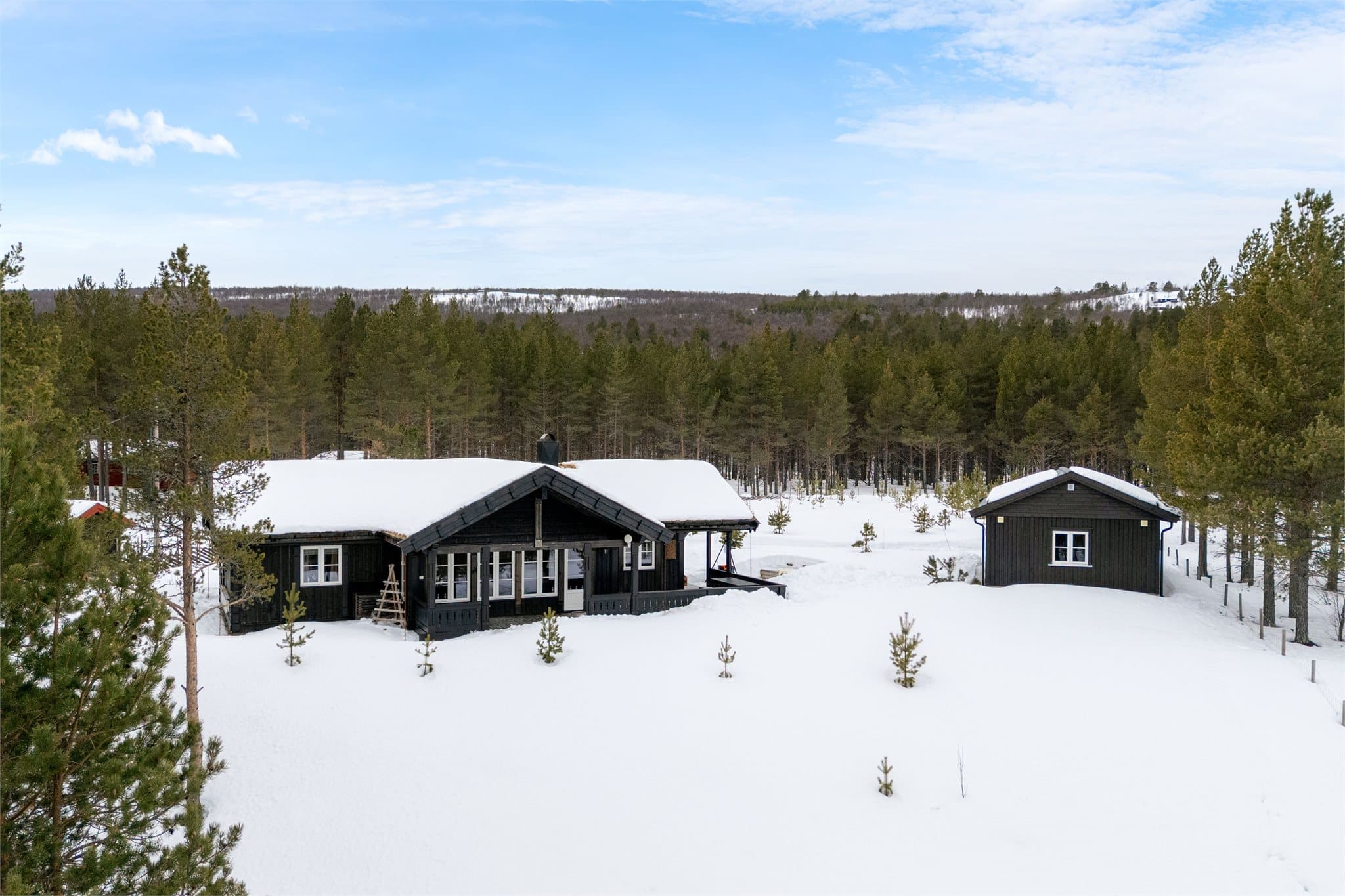 Hytten ligger bare ca. 100 meter fra Håelva, med muligheter for både kano, bading og fiske. Bergstaden nås til fots på rundt 40–45 minutter.