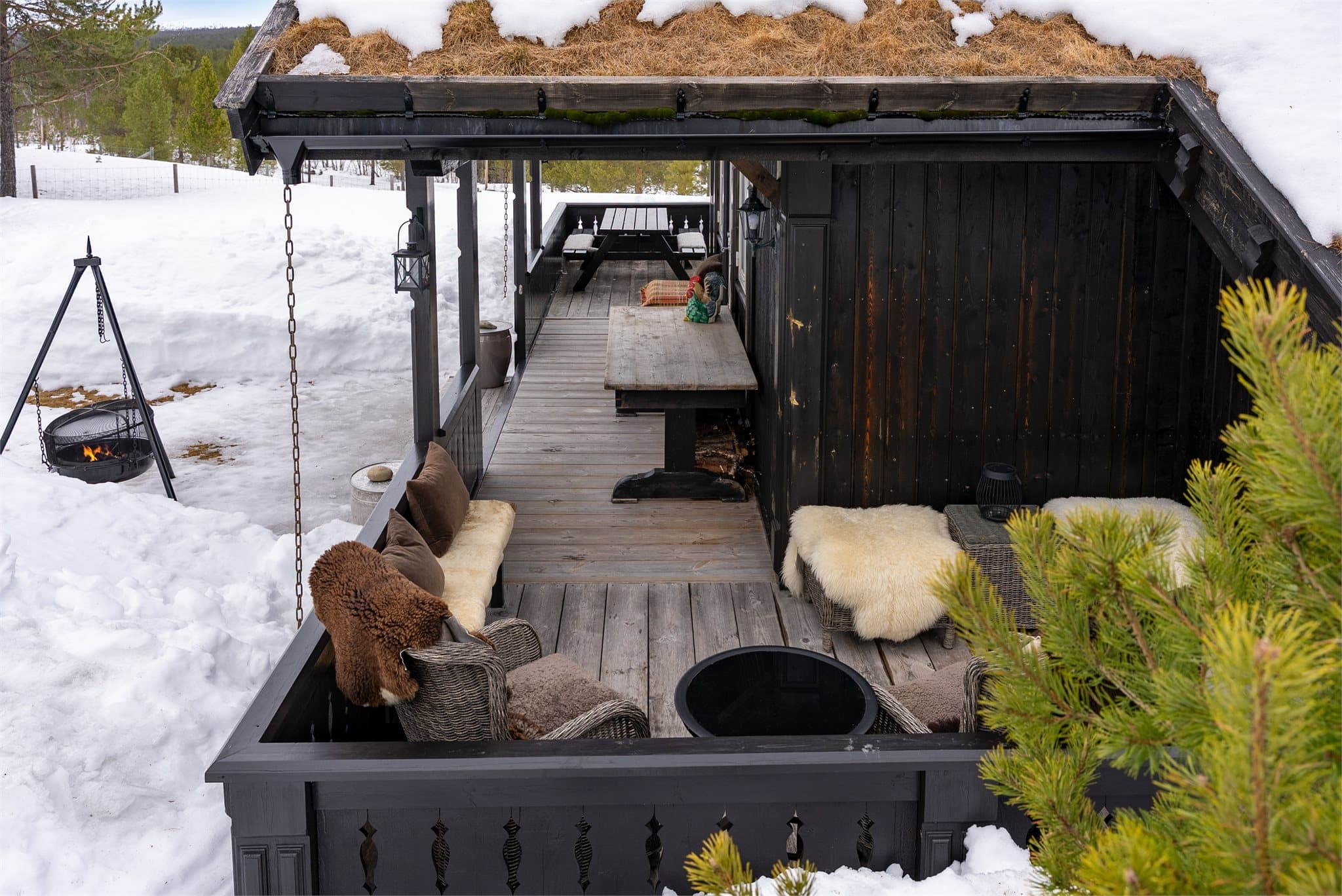 Det er utgang til terrassen fra både stue og kjøkken, og den strekker seg rundt flere sider av boligen, slik at solen kan nytes store deler av dagen.