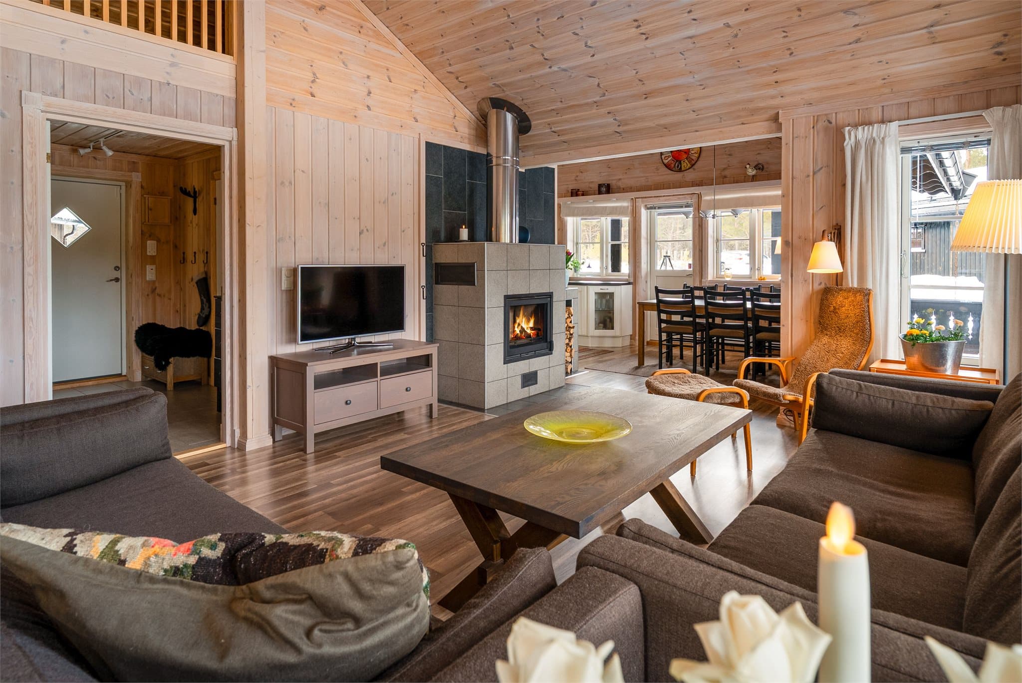 Stue og kjøkken ligger i delvis åpen løsning og måler totalt 38 kvm.