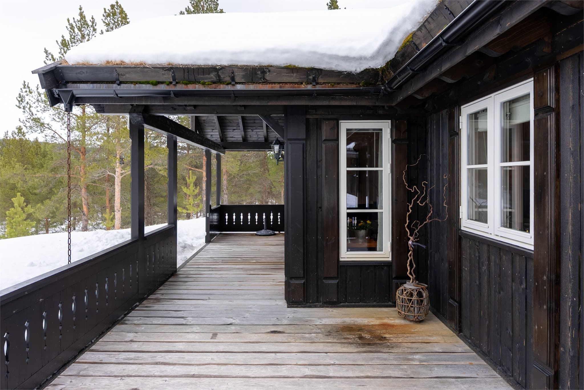 Terrassen måler hele 55 kvm og har god plass til å innrede med utemøbler i flere soner.