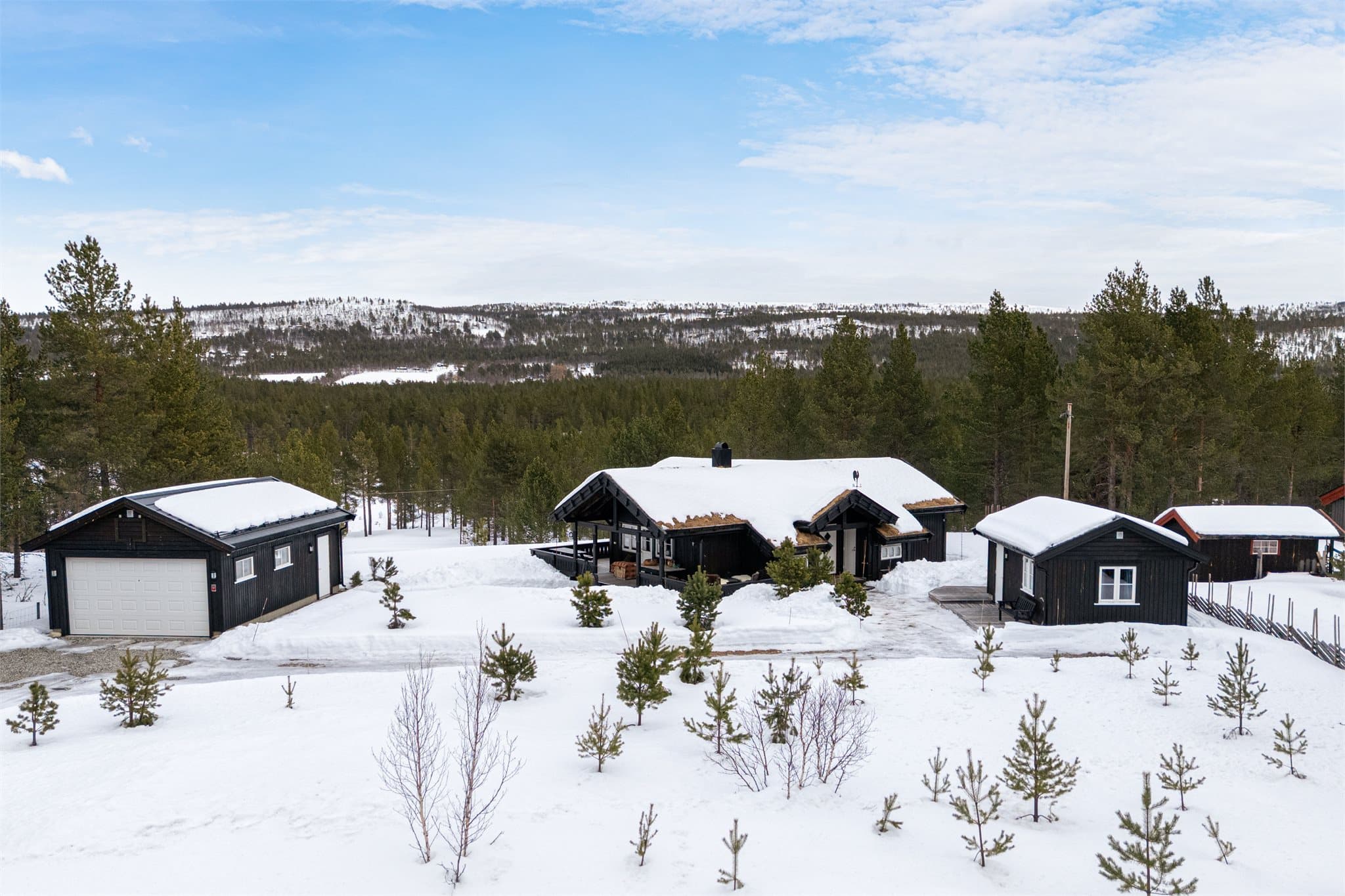 Emera Eiendomsmegling ved Marit Skolmli og Eskil Wahl ønsker velkommen til Gamle Hådalsveien 6! Fotograf: Bjørn Christer Lemcke / Husfoto.