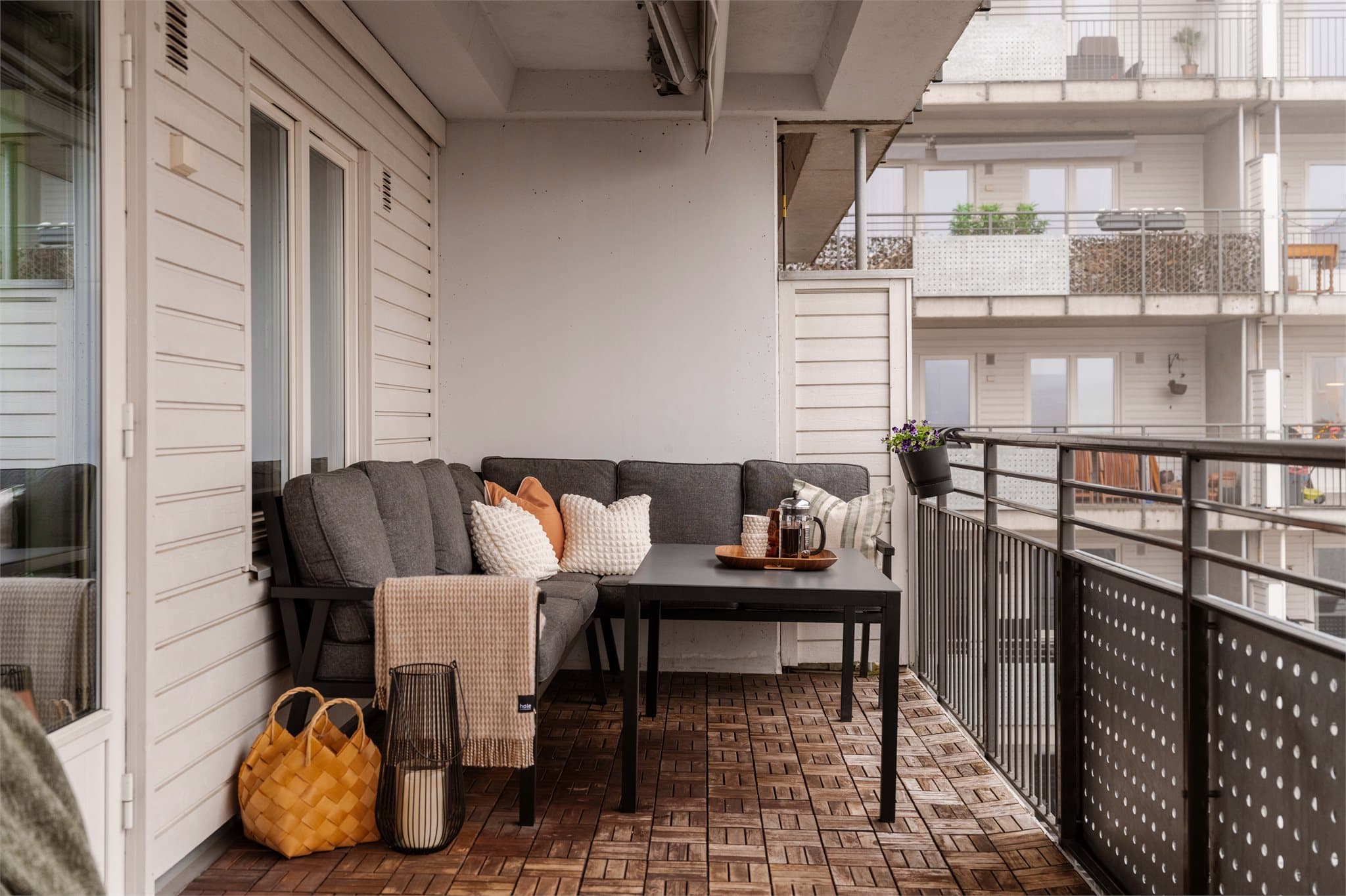 En romslig, sydvestvendt balkong på hele 15 m² gir rikelig med plass for en utendørs sittegruppe.