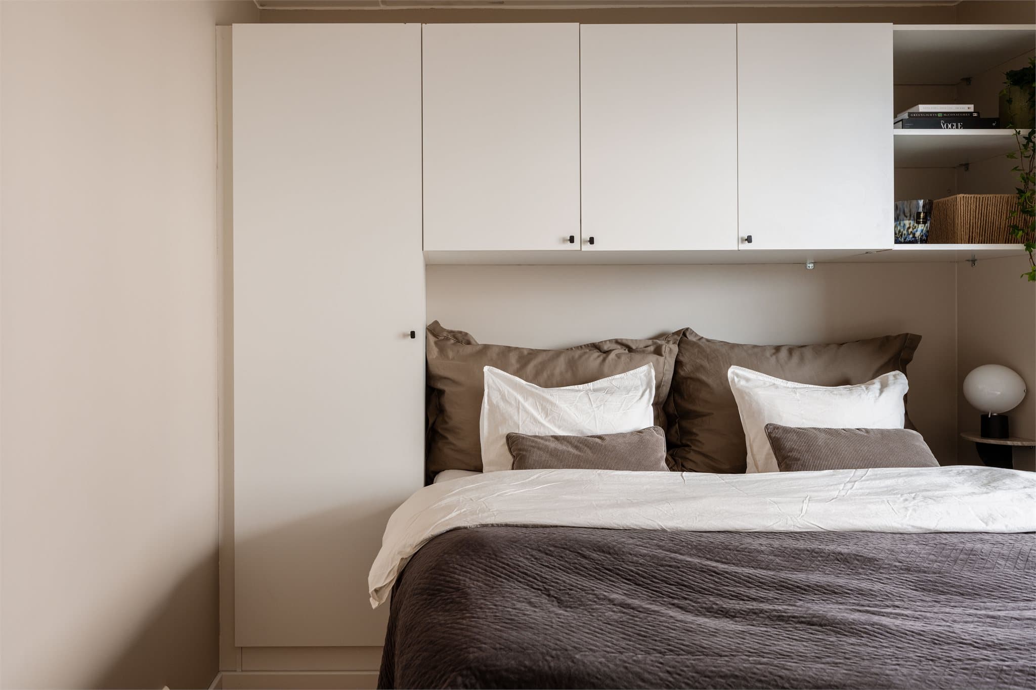 Soverommet har en plassbygd sengeløsning med rikelig integrert skapplass.