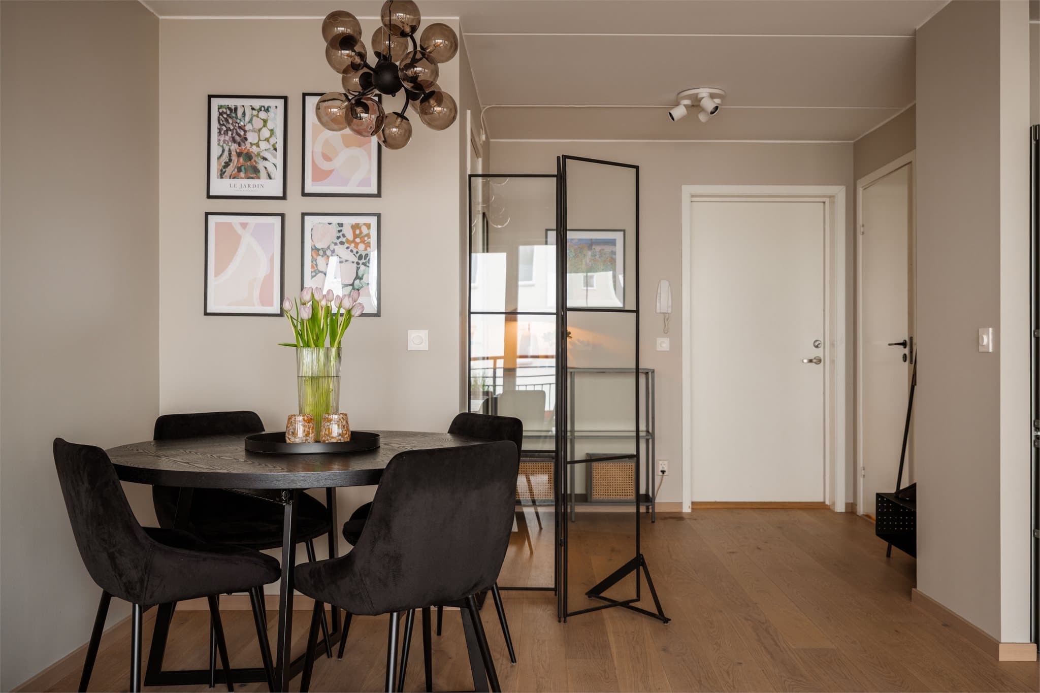 Stuen er enkel å møblere og har en naturlig sone for spisebord.