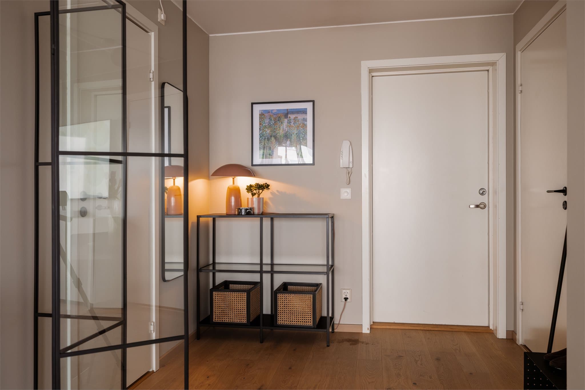Innbydende entré med plass til oppbevaring.