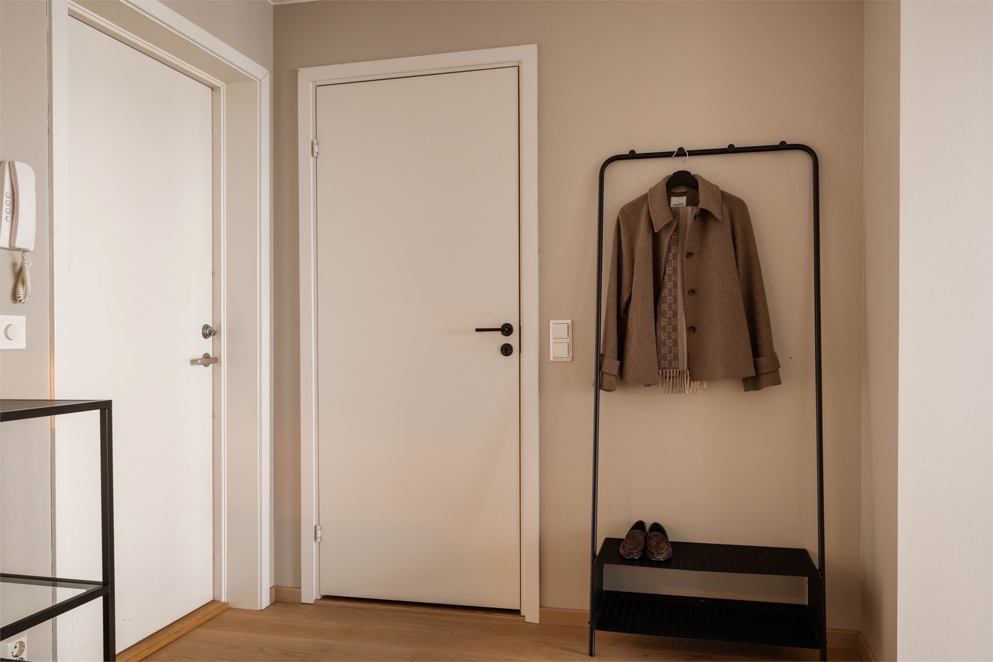 Fra entreen er det direkte tilgang til badet og videre inn mot leilighetens oppholdsrom.