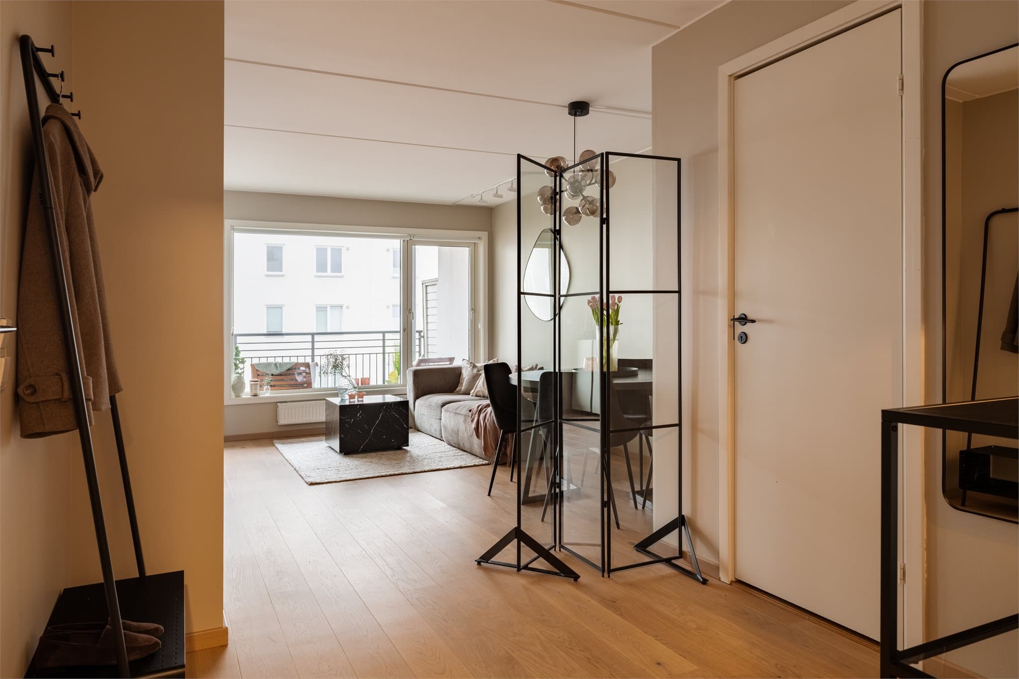 Den åpne løsningen fra gangen skaper en umiddelbar god romfølelse og fine lysforhold.