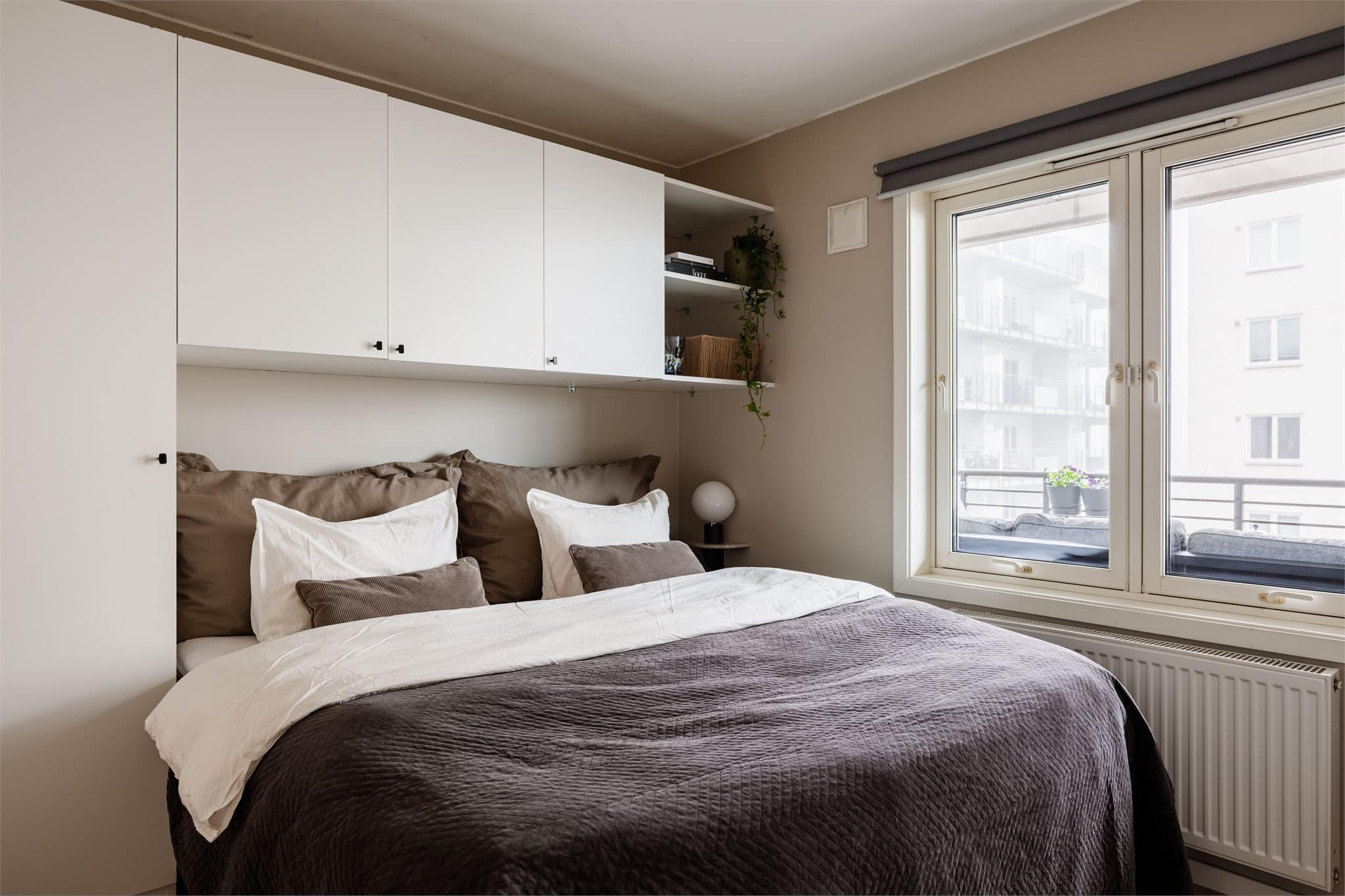 Rommet er lunt og vender ut mot den rolige baksiden av bygget.