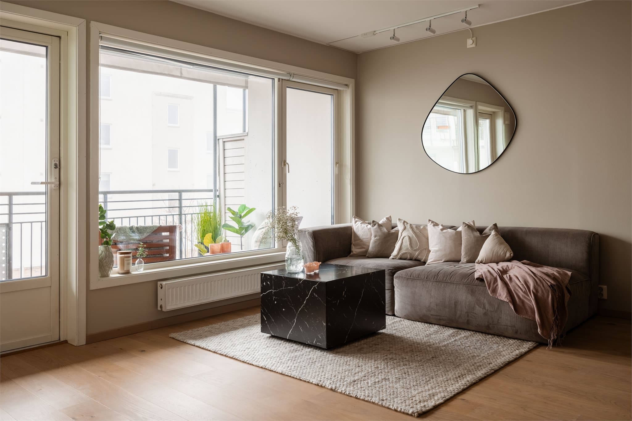 Store vindusflater slipper inn godt med dagslys.