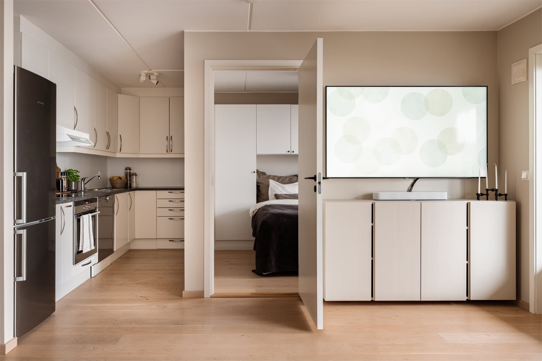 Kjøkkenet ligger praktisk tilknyttet stuen, men er samtidig skjermet.