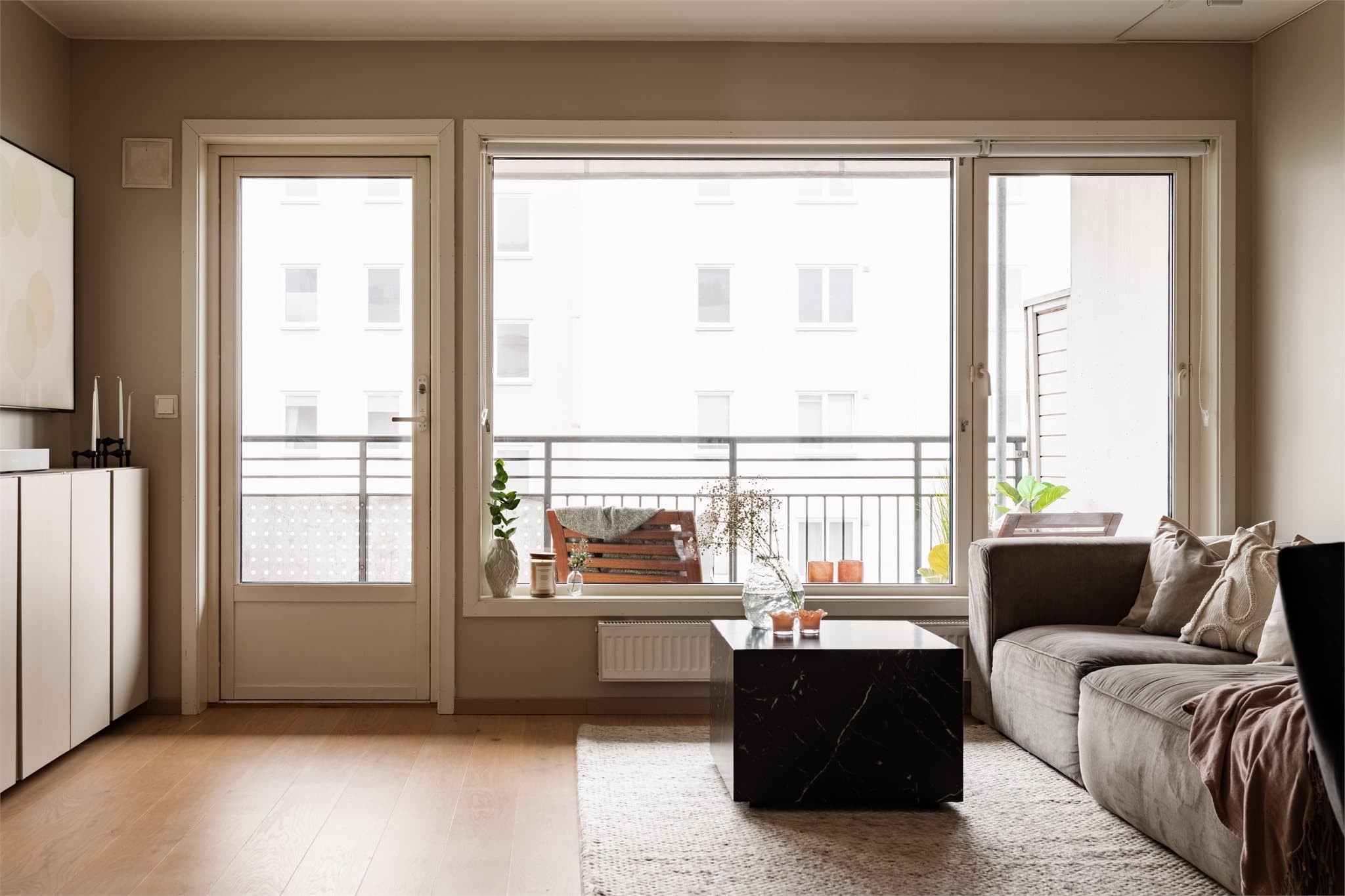 Fra stuen er det direkte utgang til den store balkongen.