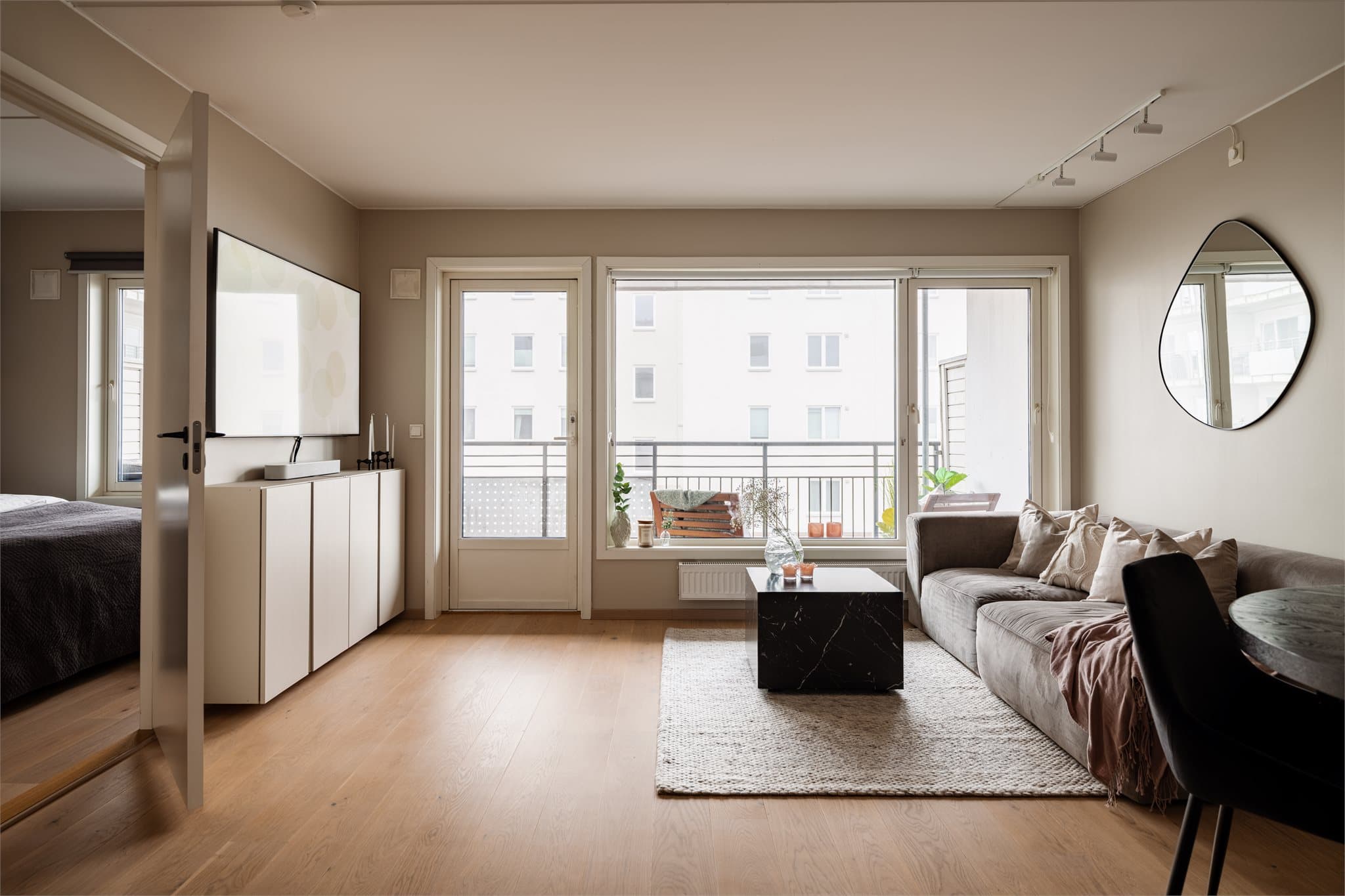 Leiligheten oppvarmes med radiatorer tilknyttet felles varmeanlegg.