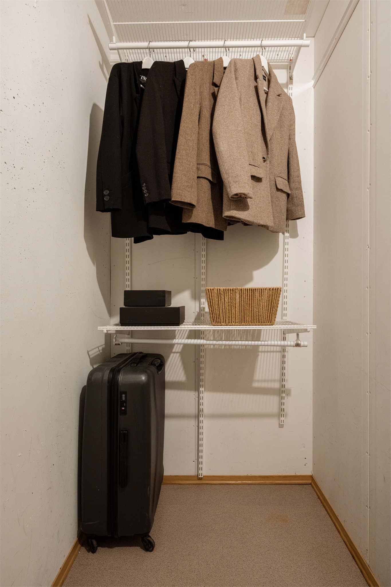 Den innvendige boden gir fleksibel og lett tilgjengelig lagringsplass. I tillegg disponeres en kjellerbod på ca. 5 m².