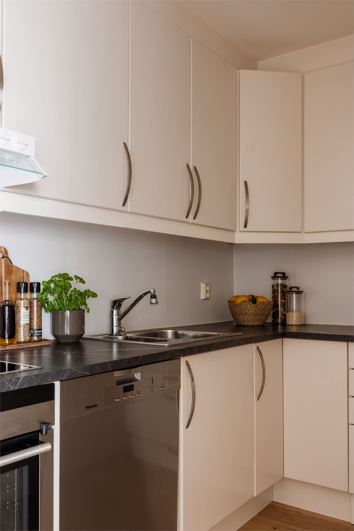 Kjøkkenet er utstyrt med nedfelt vask i stål og har opplegg for oppvaskmaskin.