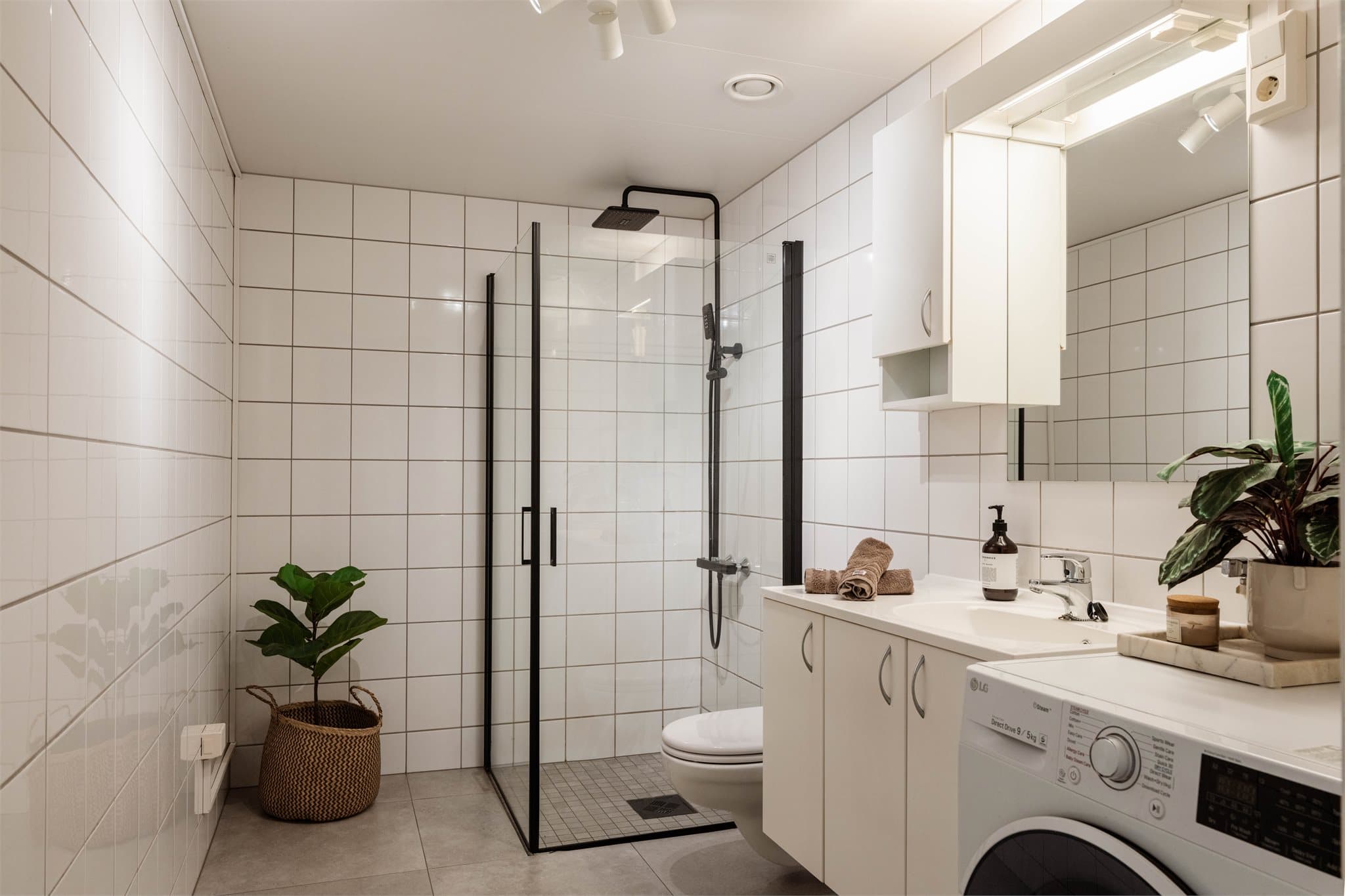 Badet har elektrisk gulvvarme for økt komfort og mekanisk avtrekk.