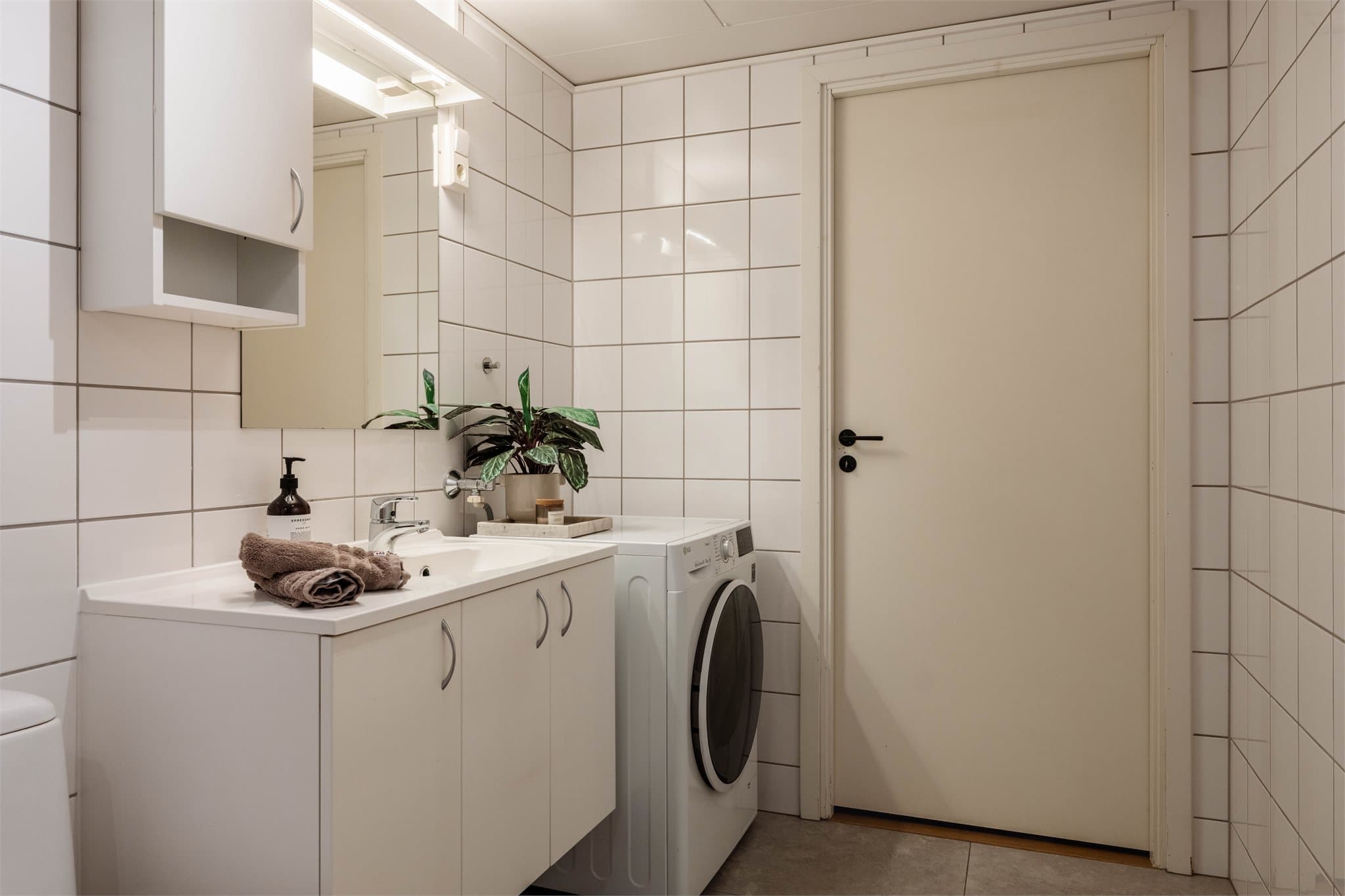 Her er det god plass og opplegg for vaskemaskin under en praktisk benkeplate.