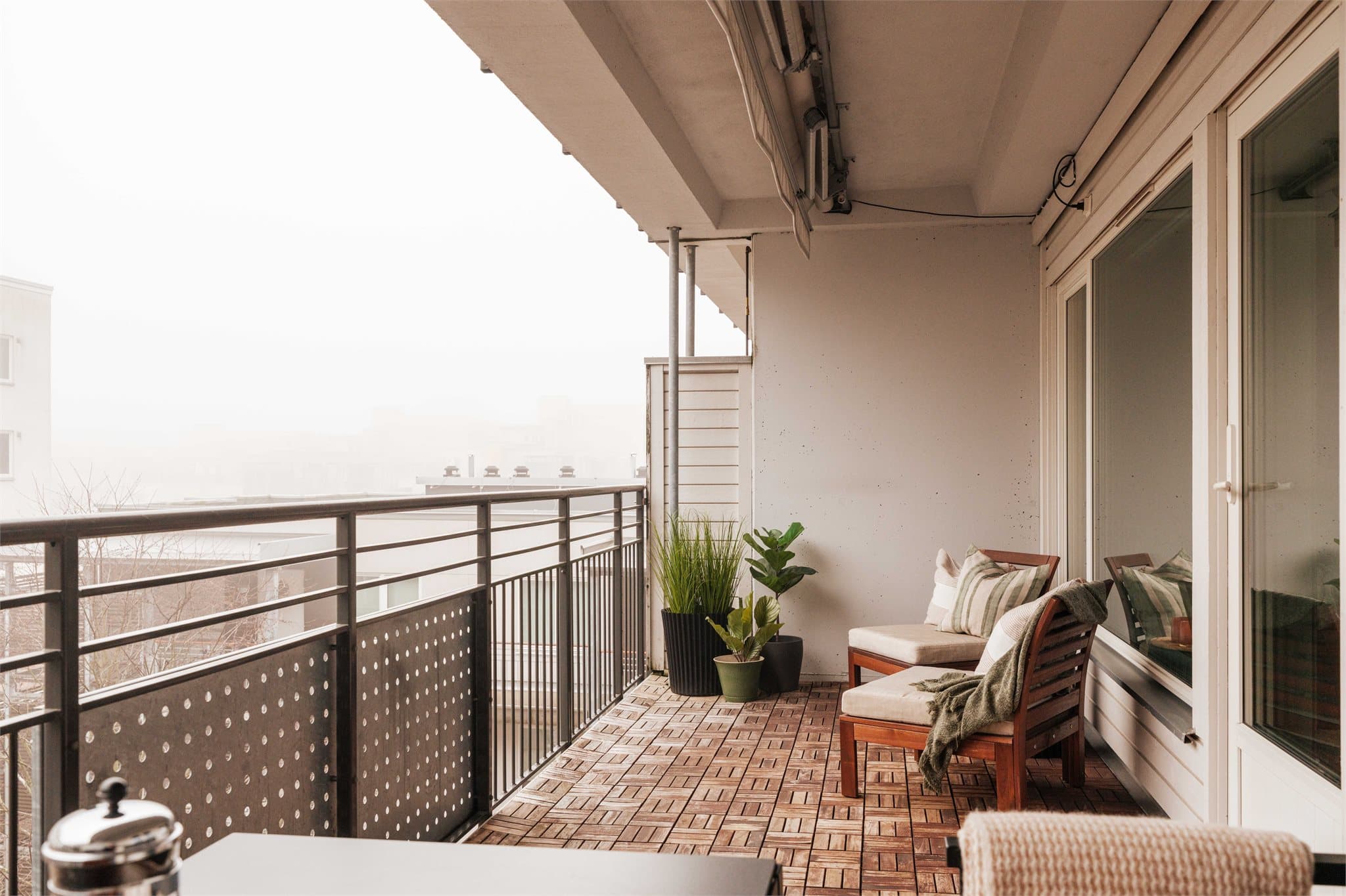 Leiligheten har en svært romslig og solrik balkong med god plass til sittegrupper og grill.