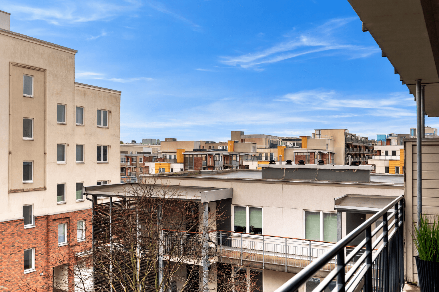 Balkongen er sydvestvendt og har fine solforhold. Bildet er redigert med AI.