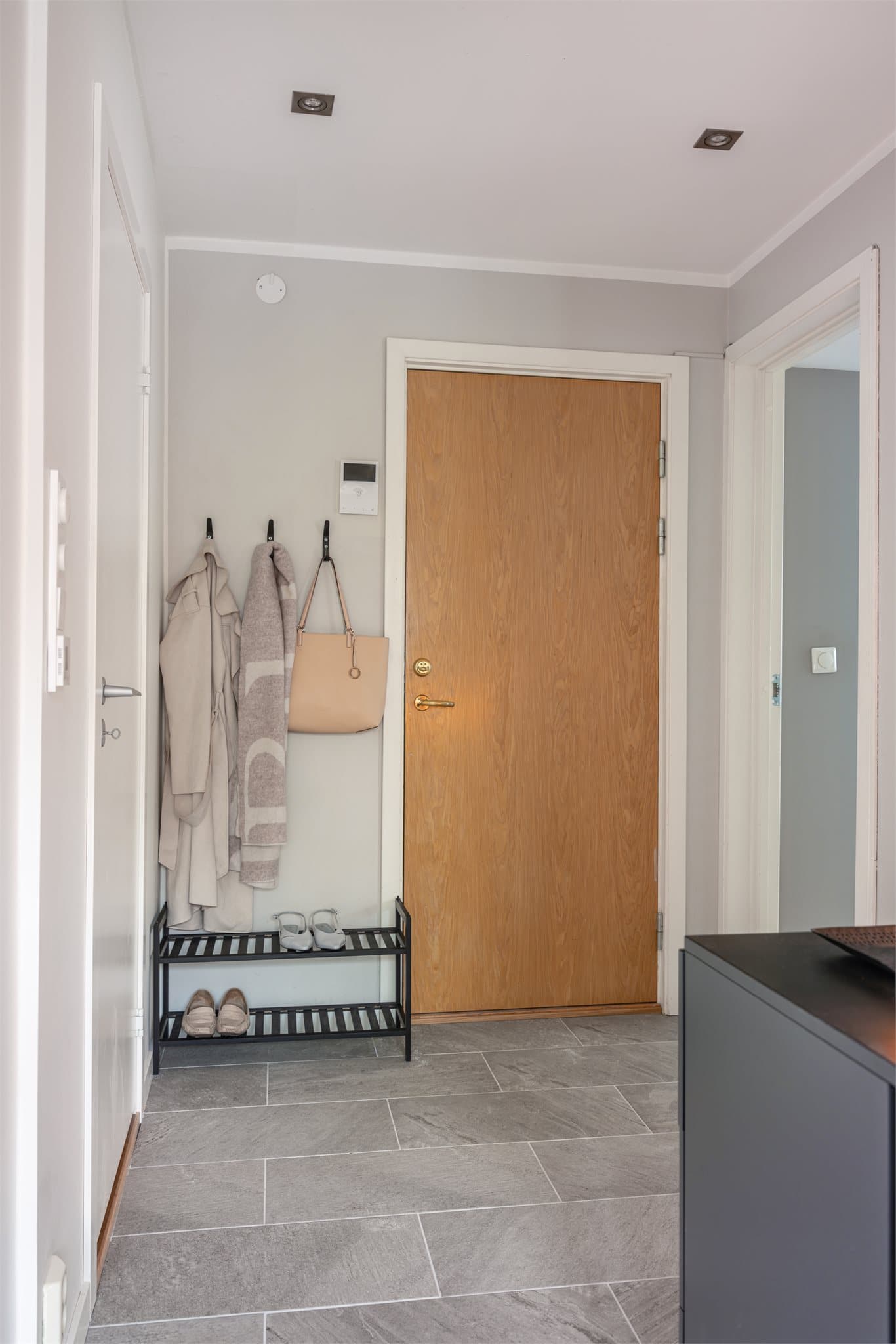 Entréen knyter boligen sammen - flisene på gulvet var nye i 2025.