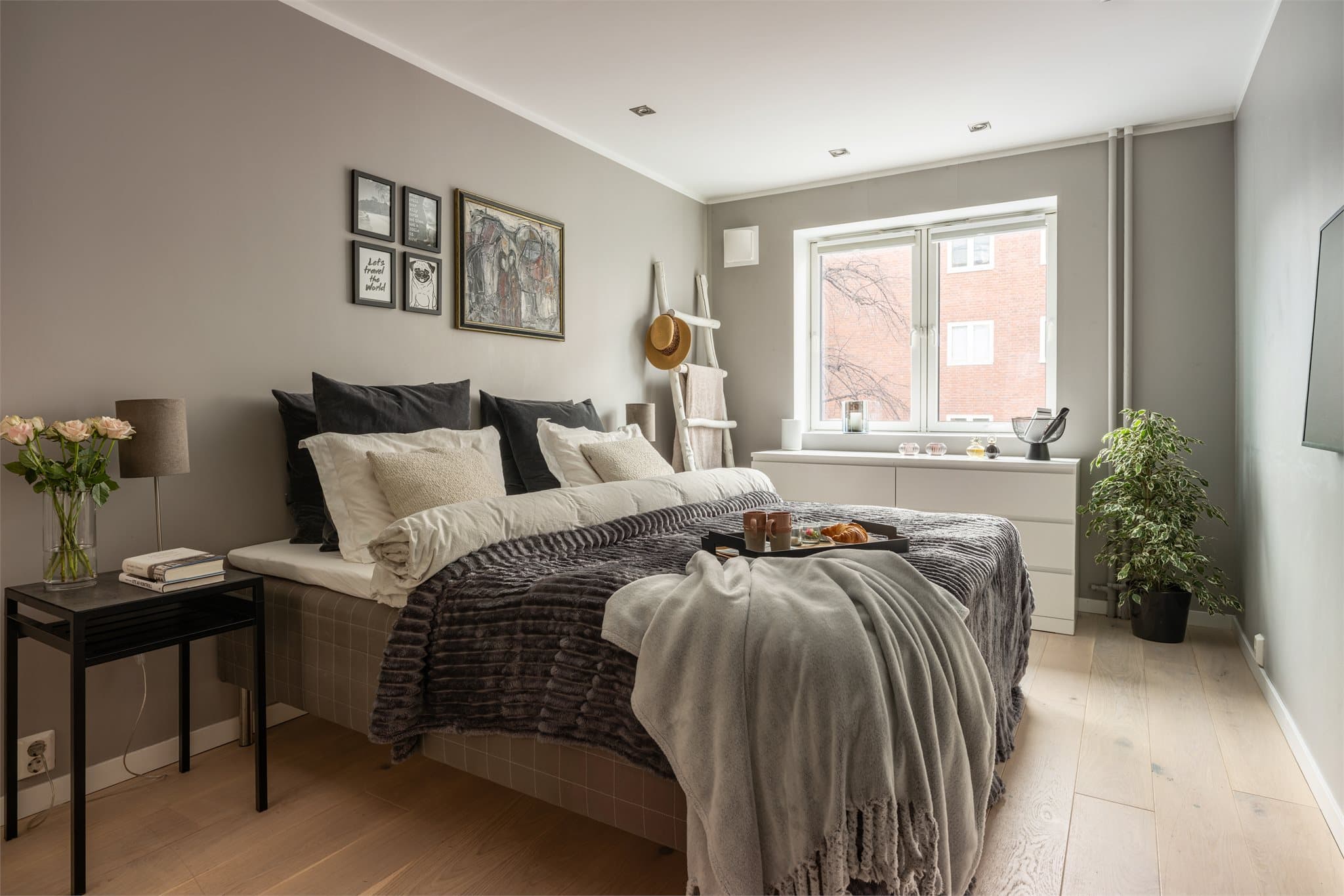 Herlig soverom av generøs størrelse - vender mot rolig sidegate.