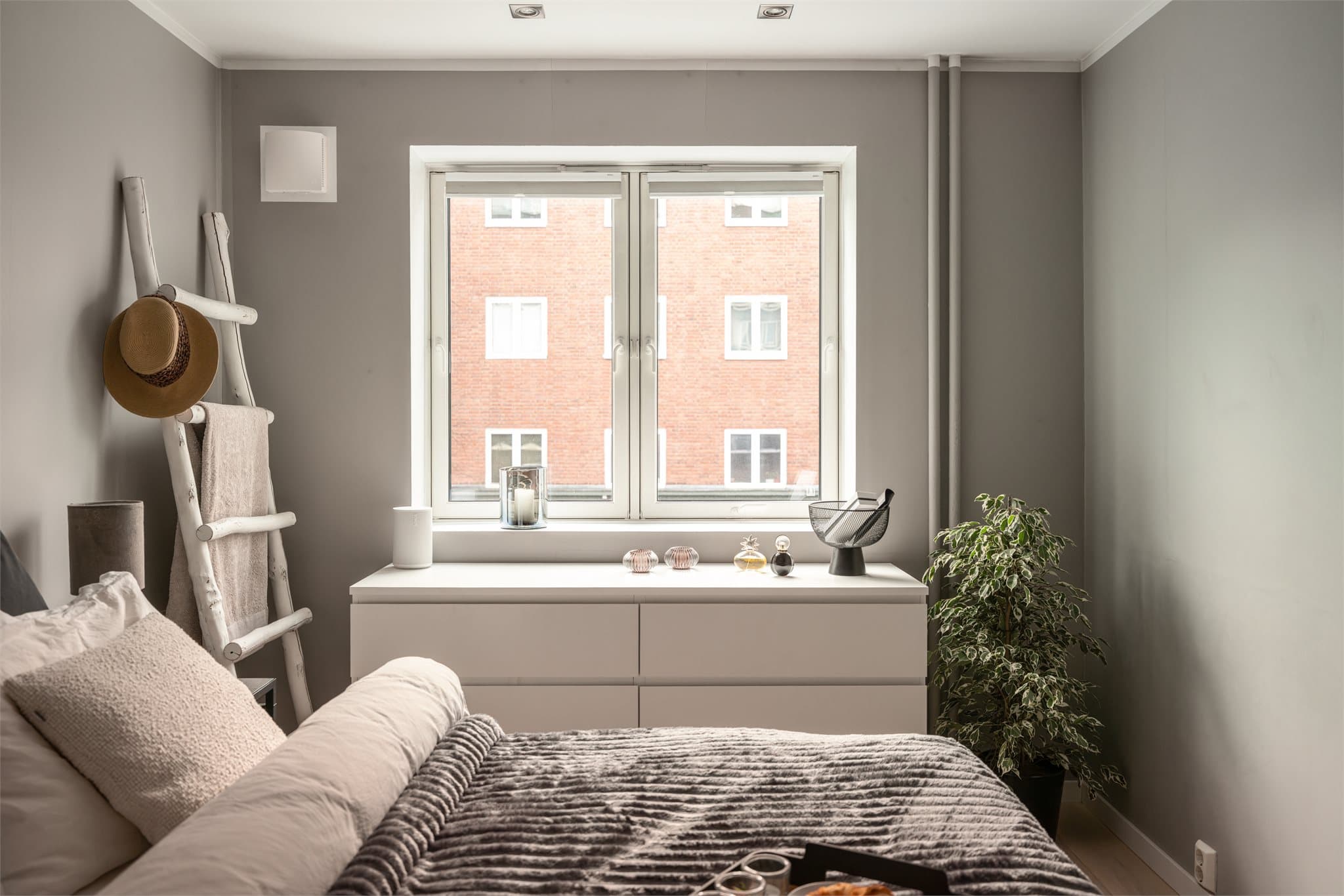 På soverommet er det god plass til dobbeltseng, nattbord og garderobeløsning.