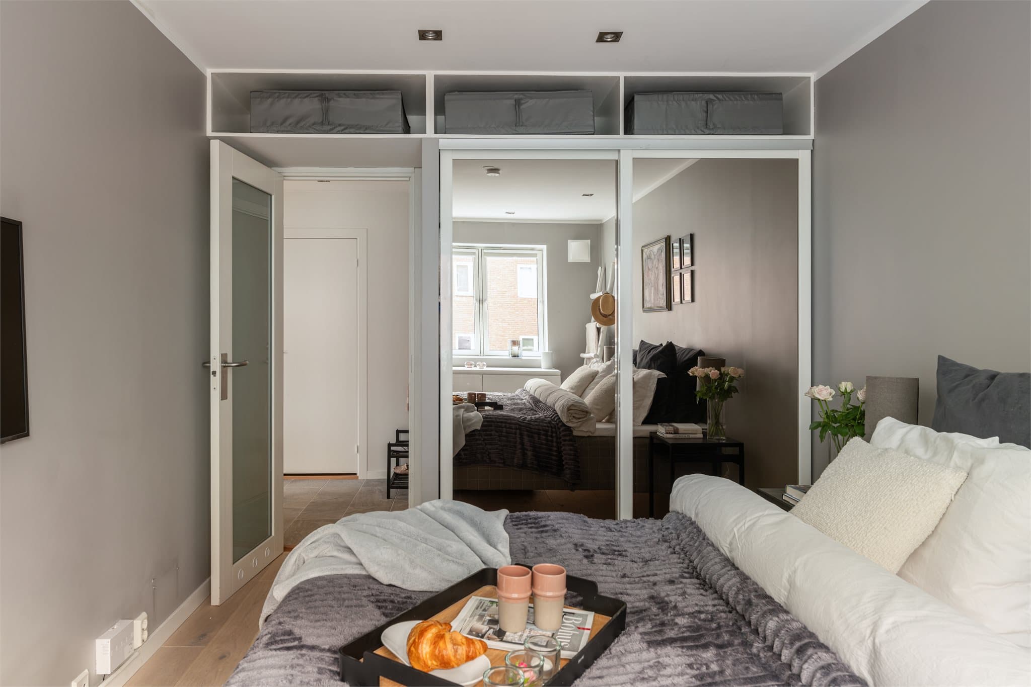 Plassbygget garderobeløsning med skyvedører på soverommet.