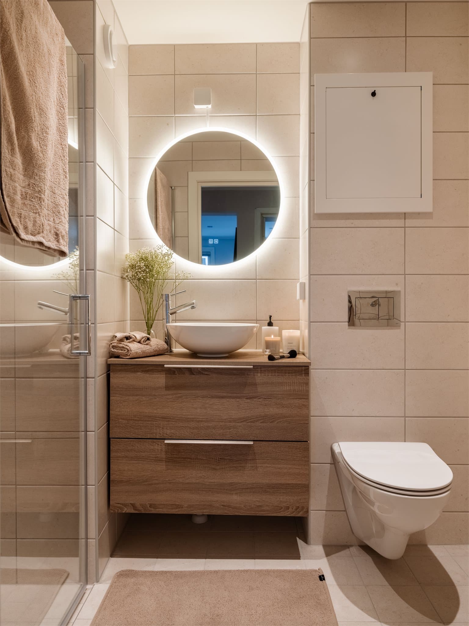 Svært praktisk og delikat baderom med varmekabler i gulvene.