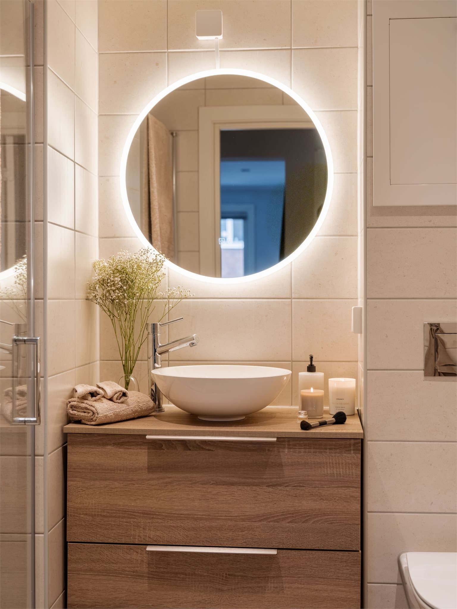 Vegghengt servantskap og speil.