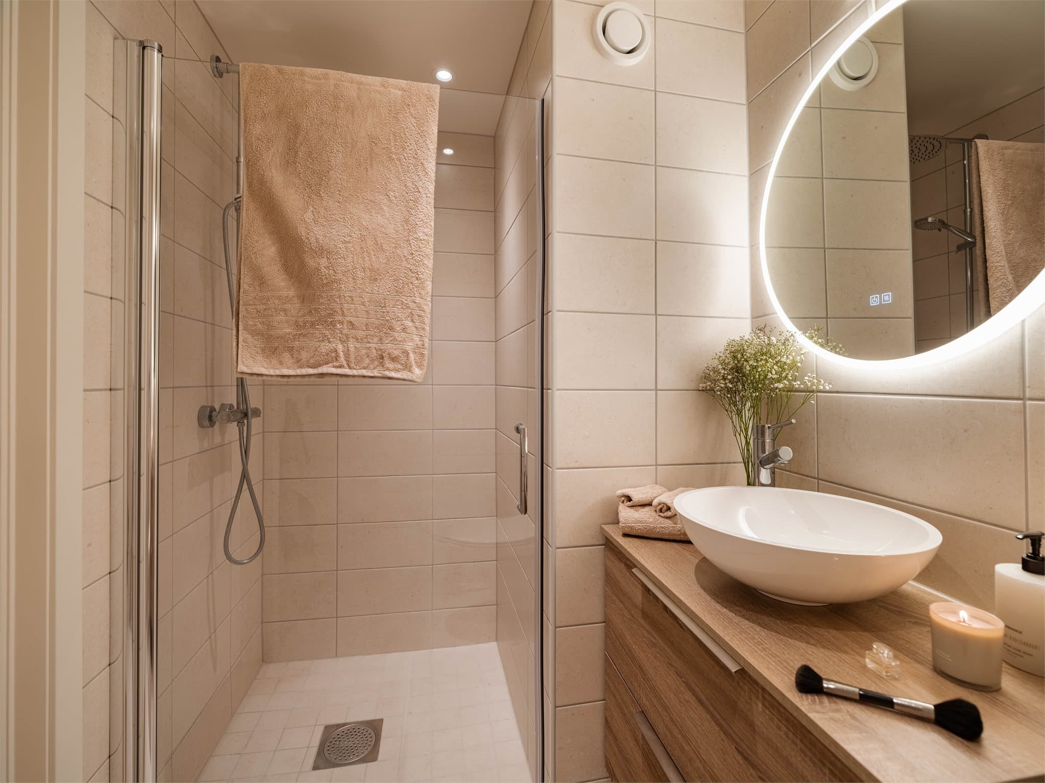 Et av boligens høydepunkter er boligens nye baderom som ble totalt rehabilitert i 2025.