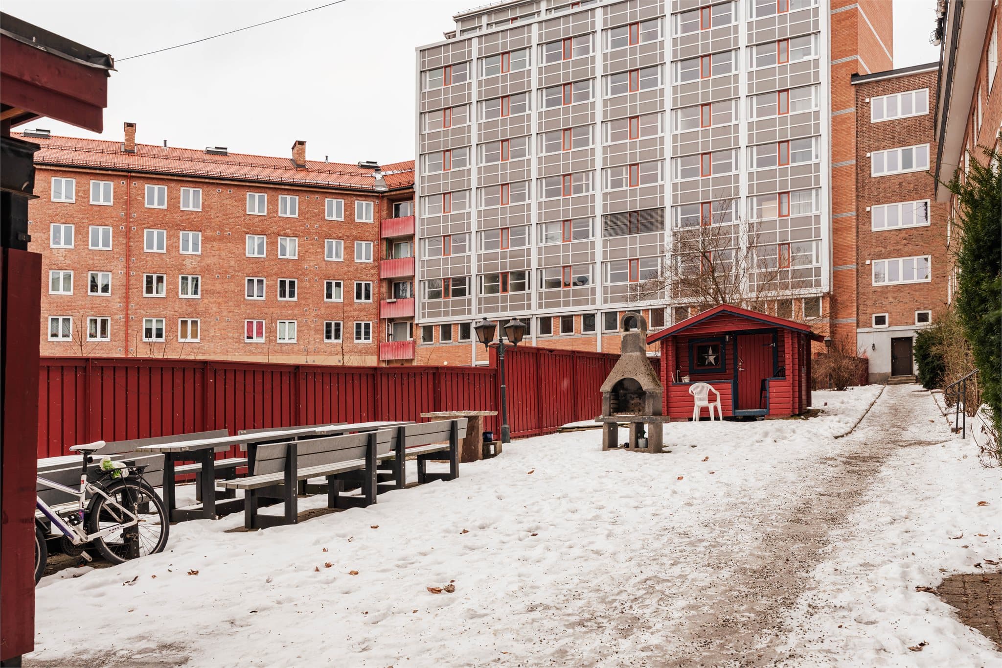 Borettslaget har en flott indre bakgård til glede for byggets beboere.